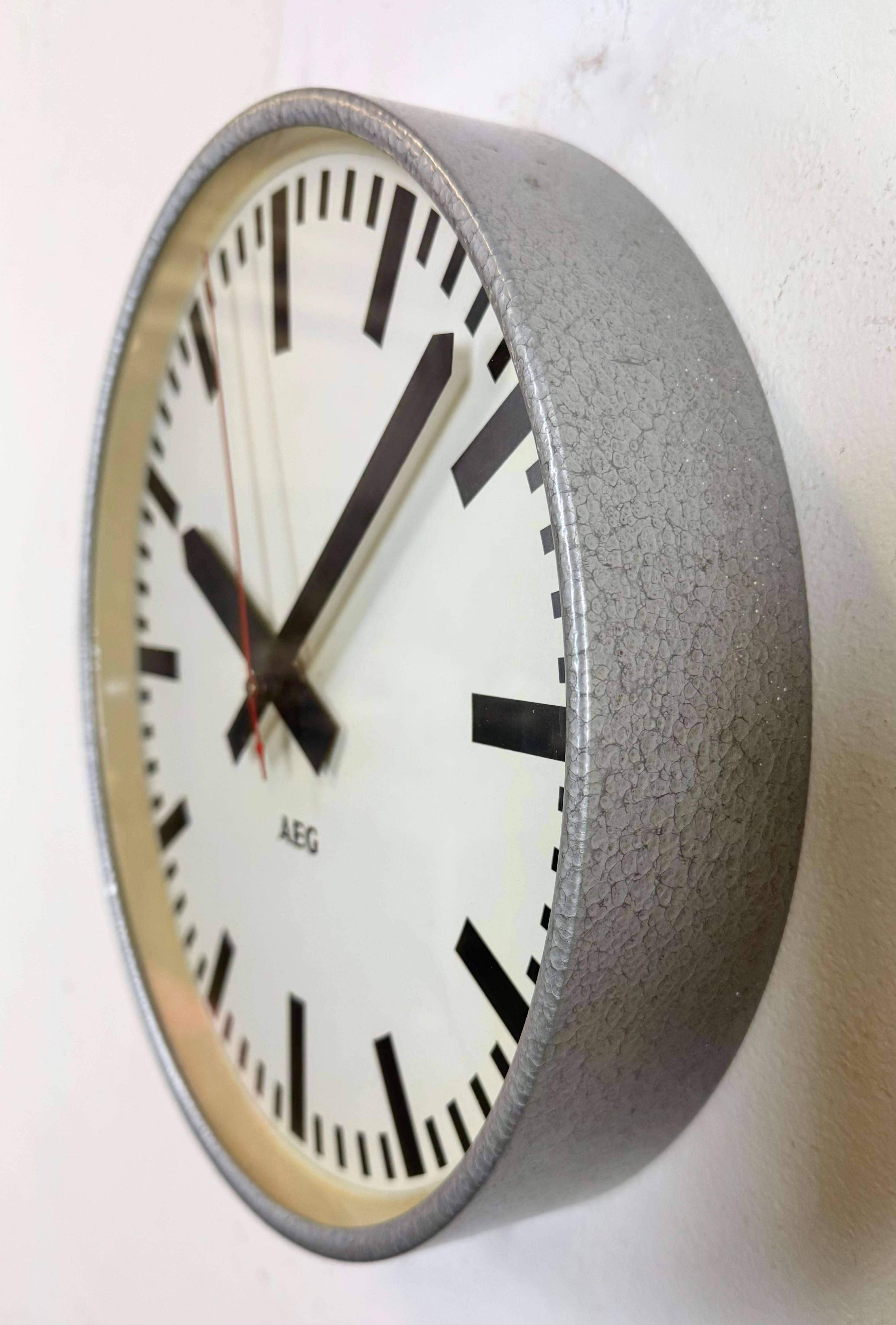 Grey German Industrial Electric Station Wall Clock from AEG, 1960s en Bueno estado para la venta en Kojetice, CZ