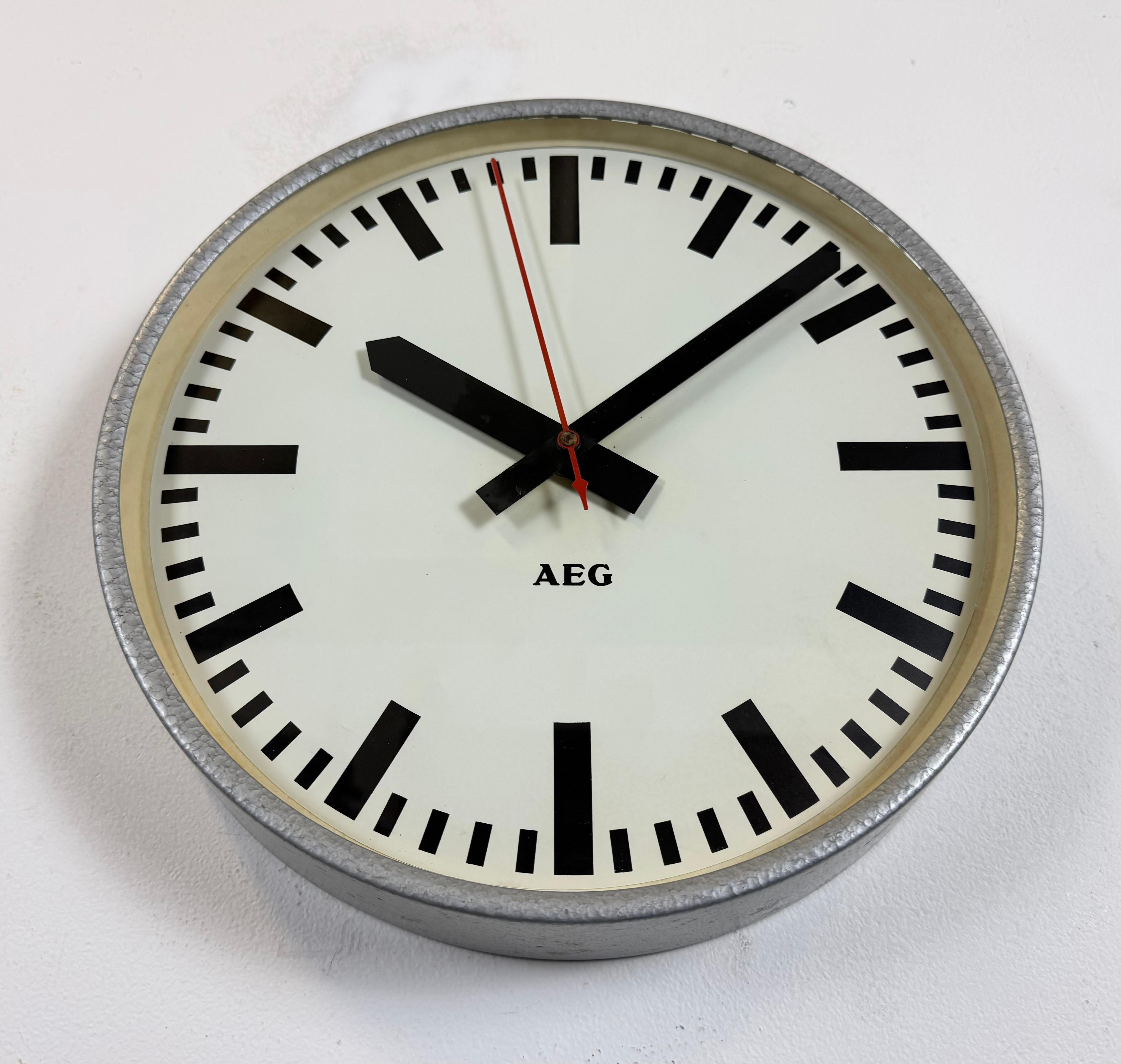 Grey German Industrial Electric Station Wall Clock from AEG, 1960s siglo XX en venta