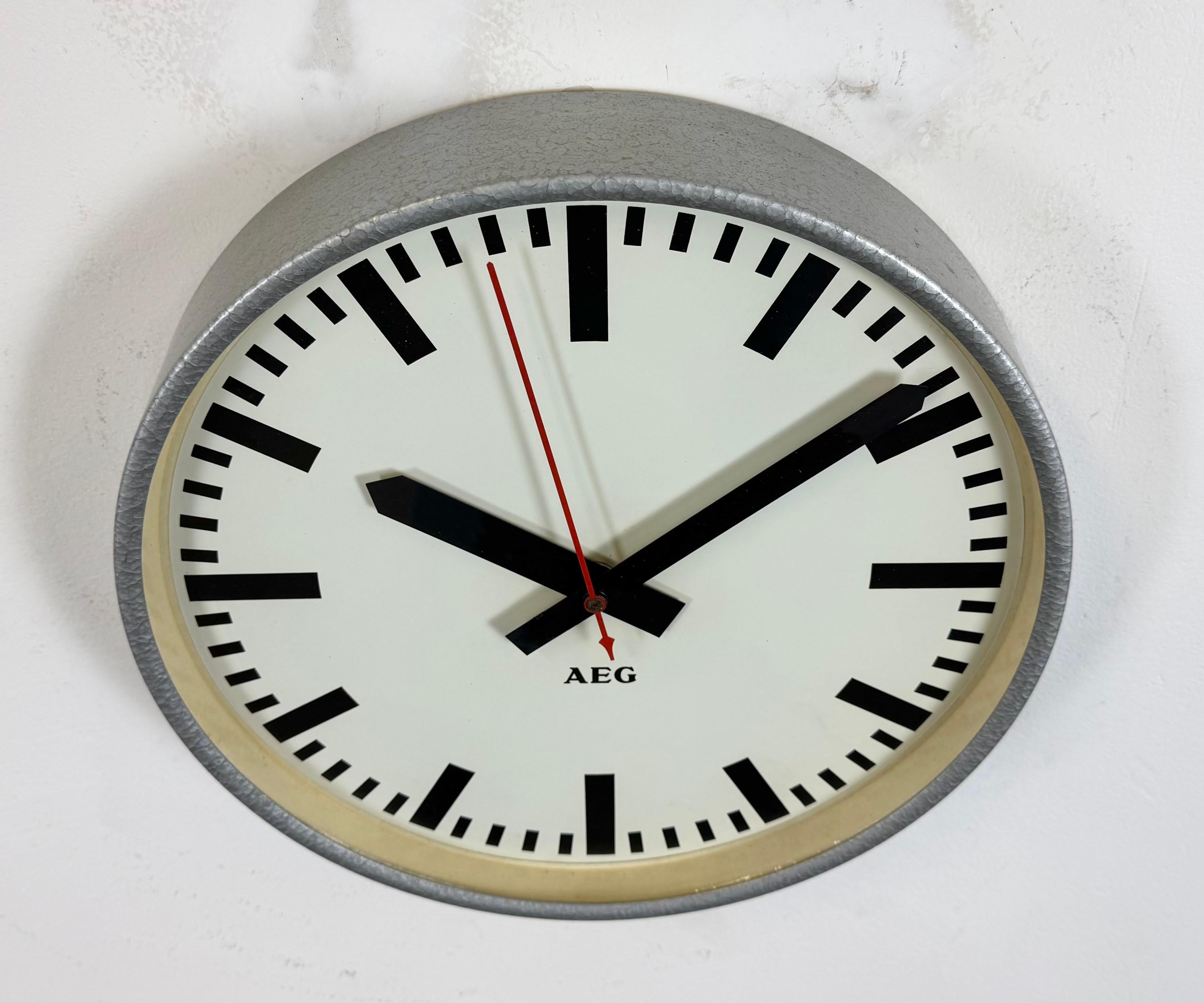 Grey German Industrial Electric Station Wall Clock from AEG, 1960s Vidrio en venta