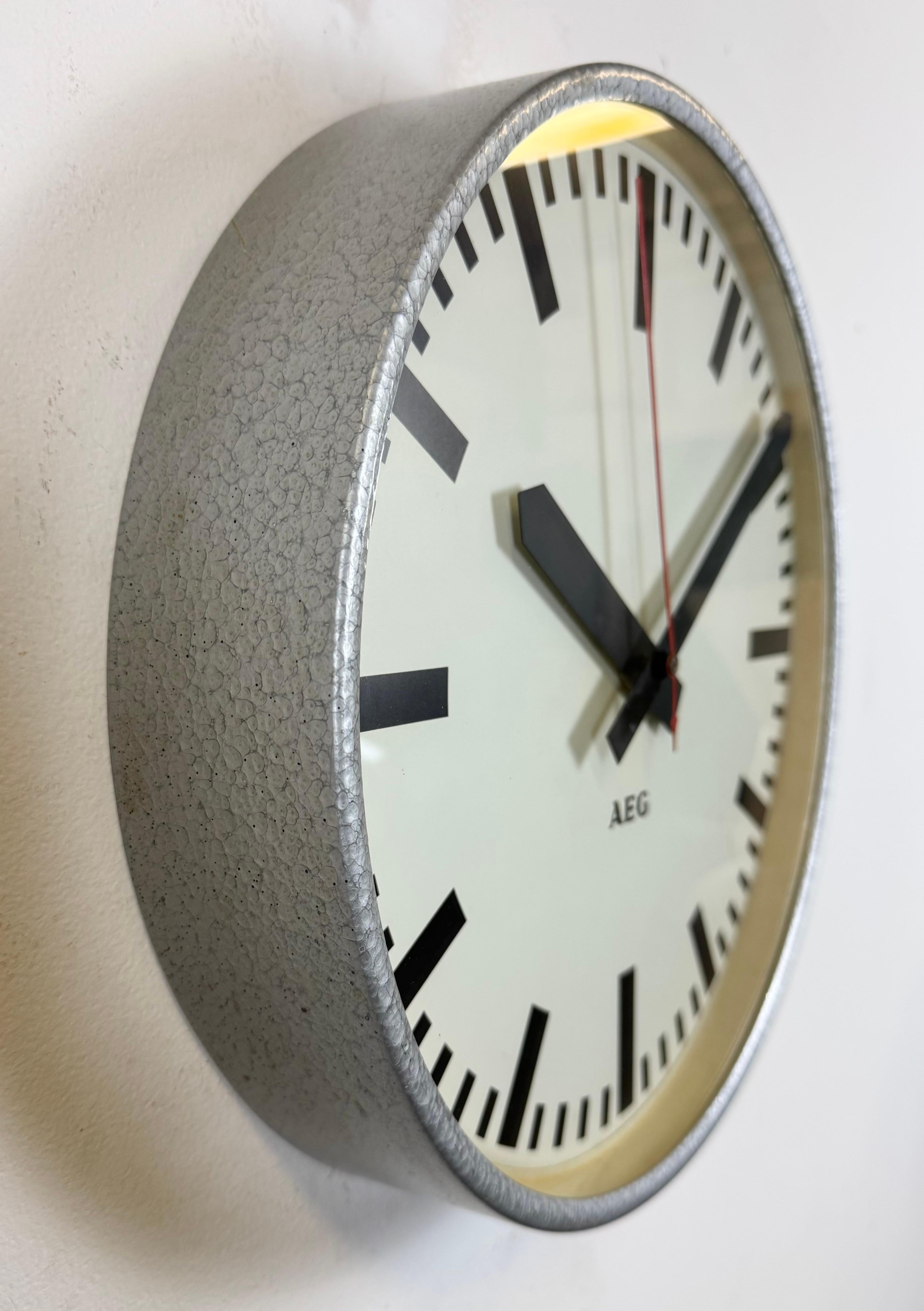 Grey German Industrial Electric Station Wall Clock from AEG, 1960s en venta 1