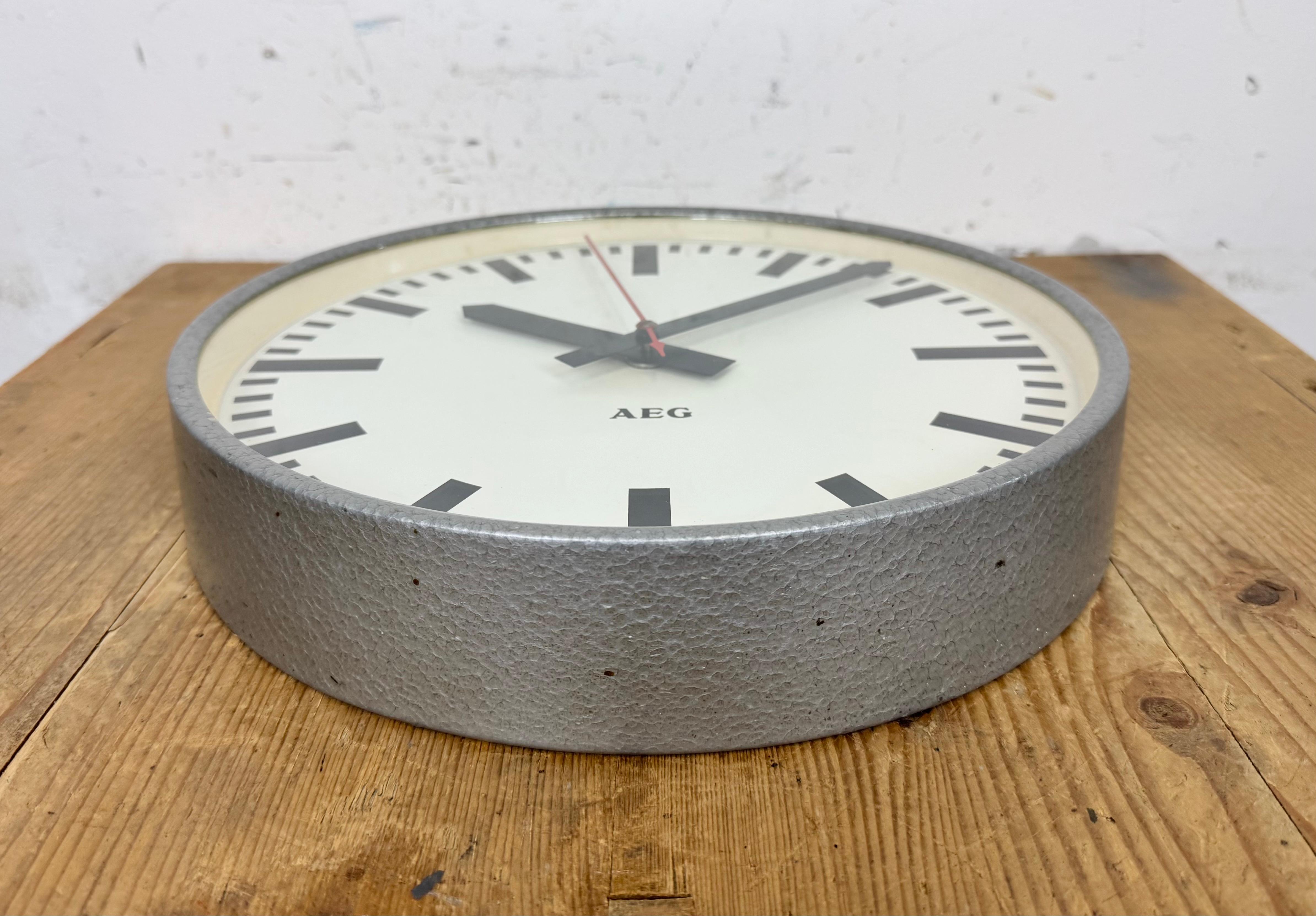 Grey German Industrial Electric Station Wall Clock from AEG, 1960s en venta 2
