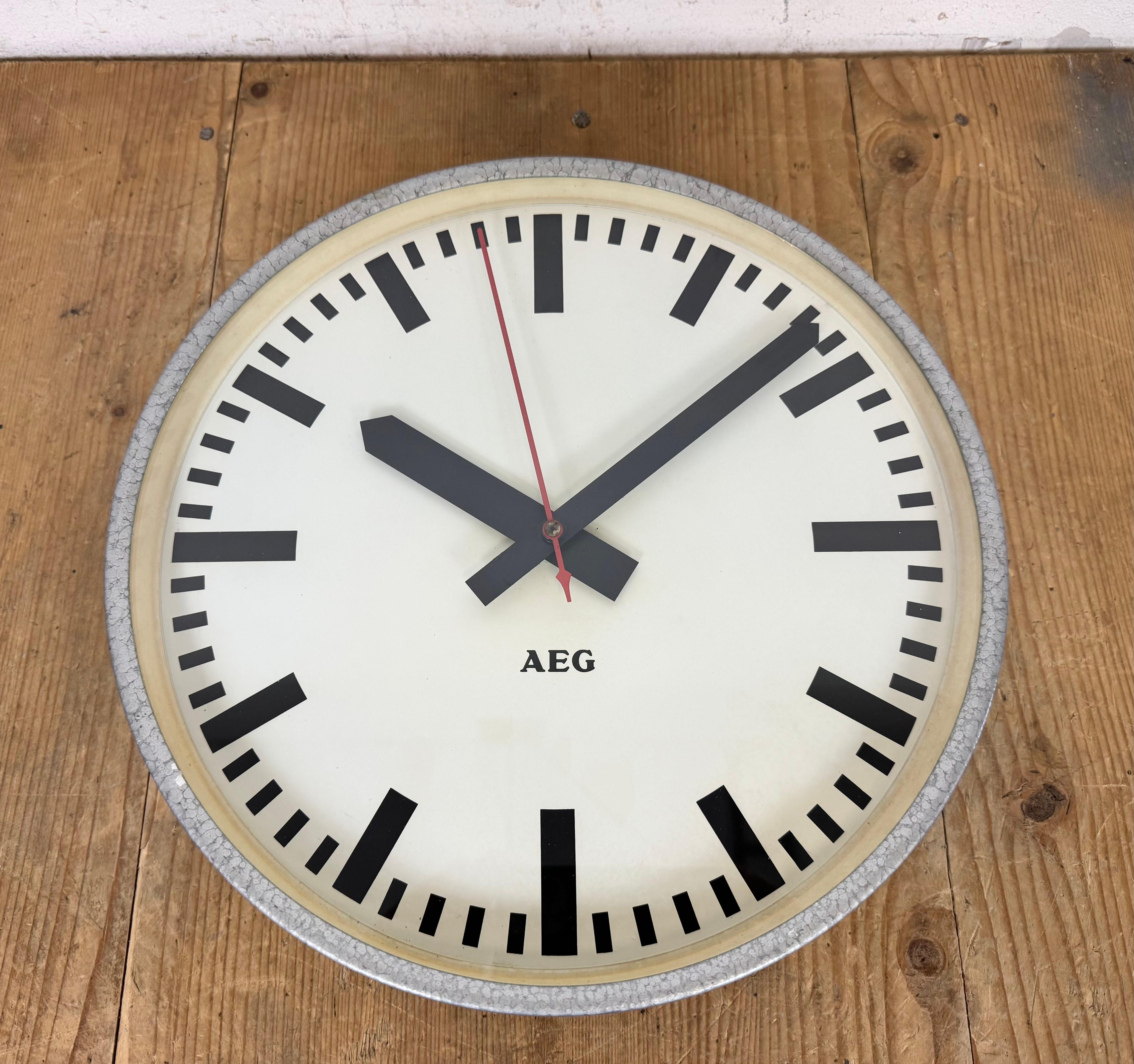 Grey German Industrial Electric Station Wall Clock from AEG, 1960s en venta 3
