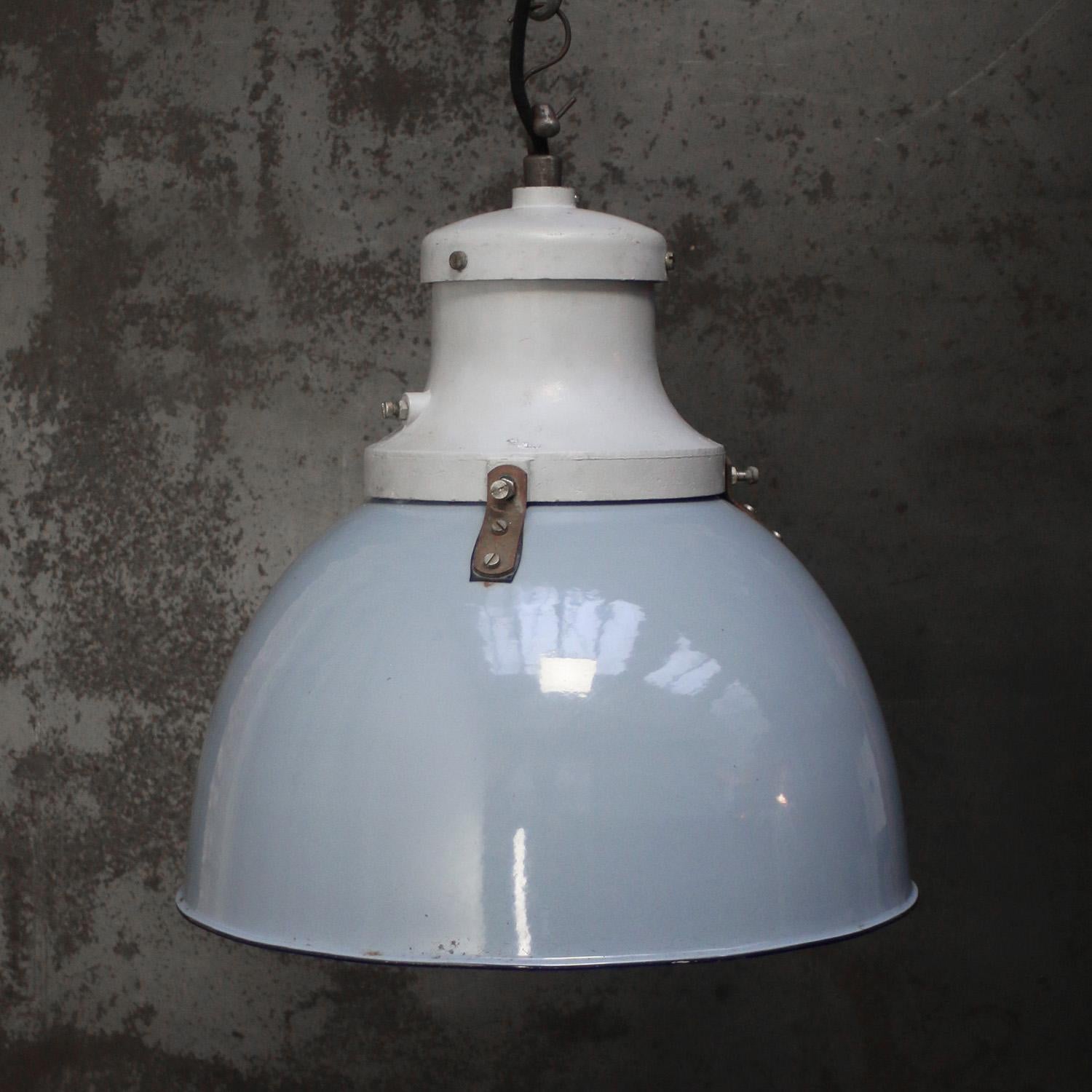 Rara e antica lampada di fabbrica di Industria Rotterdam
Smalto grigio con piano in ghisa grigio
interni bianchi

Peso: 3,80 kg / 8,4 lb

Prezzo per singolo articolo. Tutte le lampade sono state rese idonee dagli standard internazionali per le