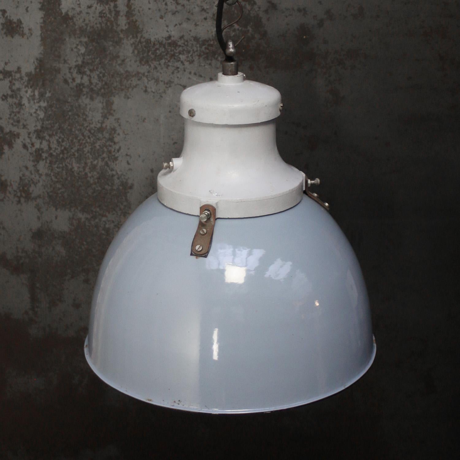 Olandese Lampade a sospensione industriali in fusione e smalto grigio di Industria Rotterdam in vendita