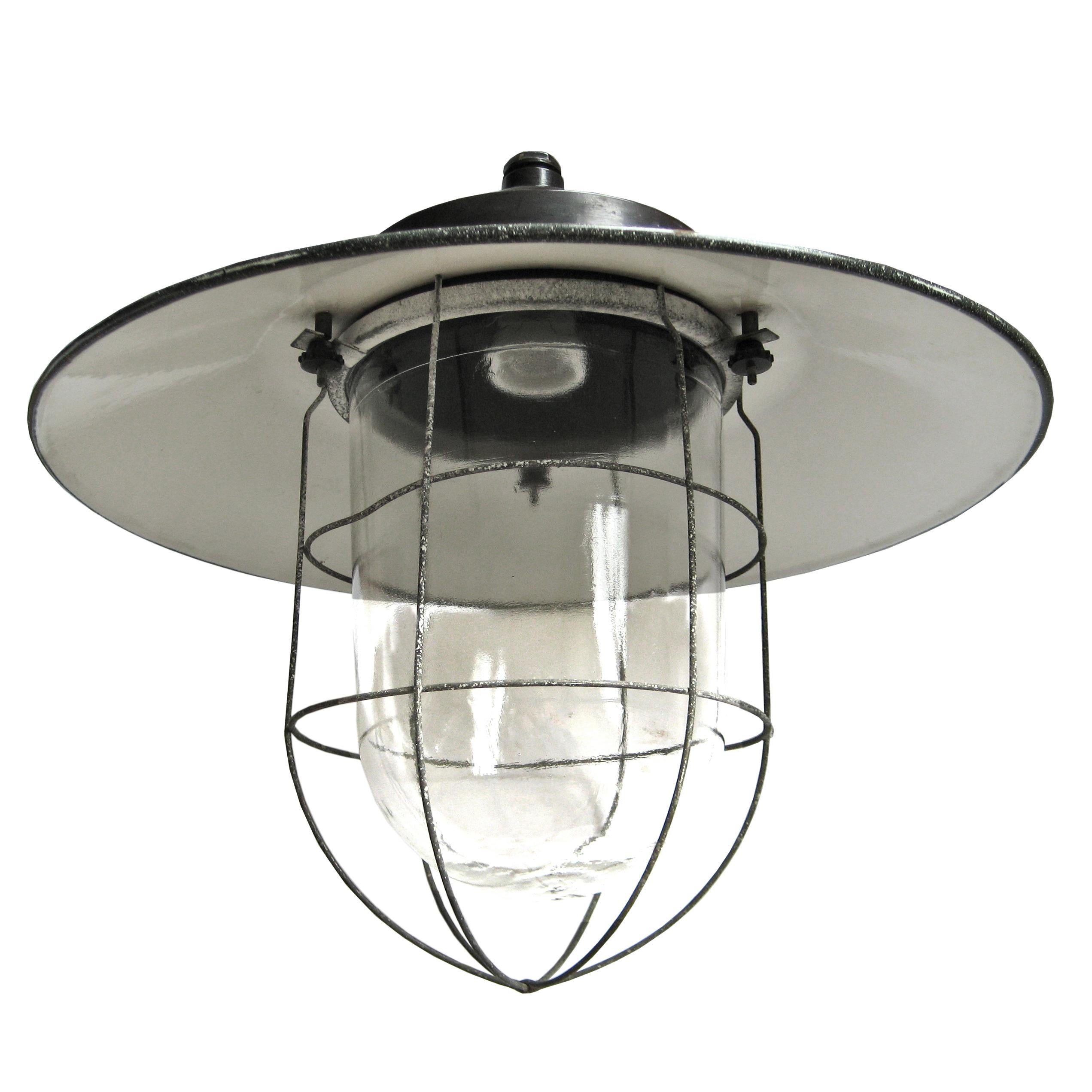 Lampada da parete industriale.
Smalto grigio, interni bianchi.
Supporto da parete in bachelite.
Vetro trasparente.

Peso: 3,50 kg / 7,7 lb

Prezzo per singolo articolo. Tutte le lampade sono state rese idonee dagli standard internazionali per le