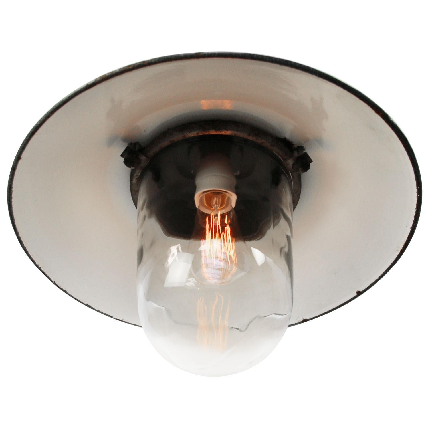 Industrial wall light.
Grey enamel, white interior.
Bakelite wall mount.
Clear glass.

Weight: 3.50 kg / 7.7 lb

Priced per individual item. All lamps have been made suitable by international standards for incandescent light bulbs, energy-efficient