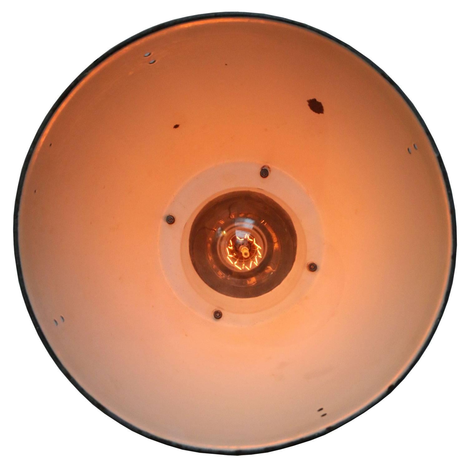 Lampada a sospensione di fabbrica. Interno grigio smaltato bianco.

Peso: 3,5 kg / 7,7 lb

Prezzo per singolo articolo. Tutte le lampade sono state rese idonee dagli standard internazionali per le lampadine a incandescenza, a risparmio