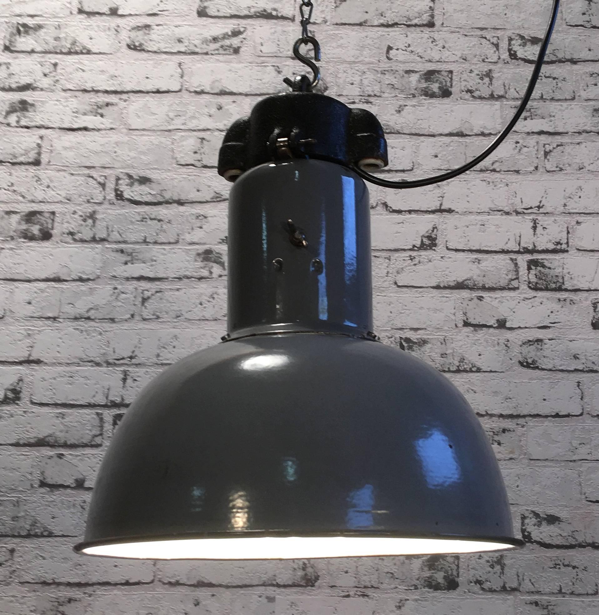 Industrial hanging light. Grey enamel. White interior. Iron top.1930s. New socket E 27 and wire.
Weight 2 kg.