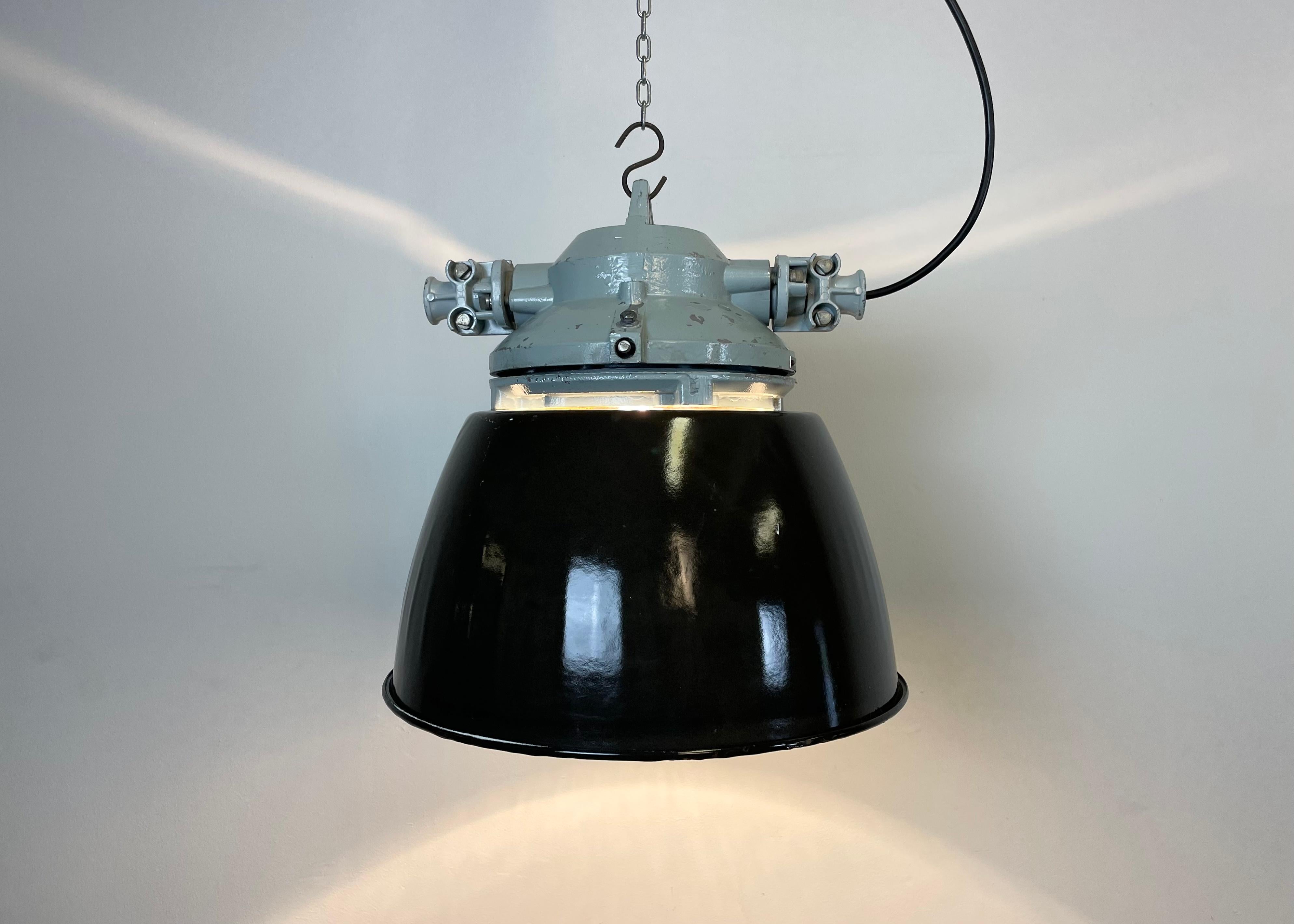 Graue Explosion Proof-Lampe mit schwarz emailliertem Schirm, 1970er Jahre im Angebot 2