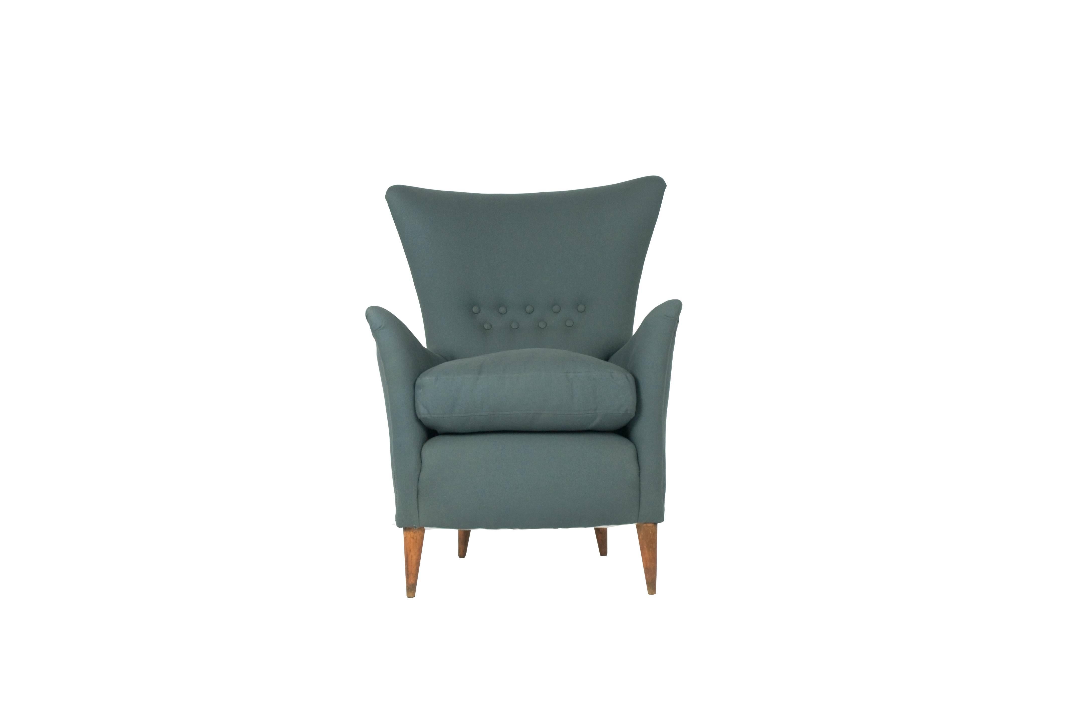 This beautiful vintage armchair was produced in the style of Gio Ponti and Carlo de Carli, circa 1950s. It features four wooden legs and it remains in a very good condition, fabric has been replaced.