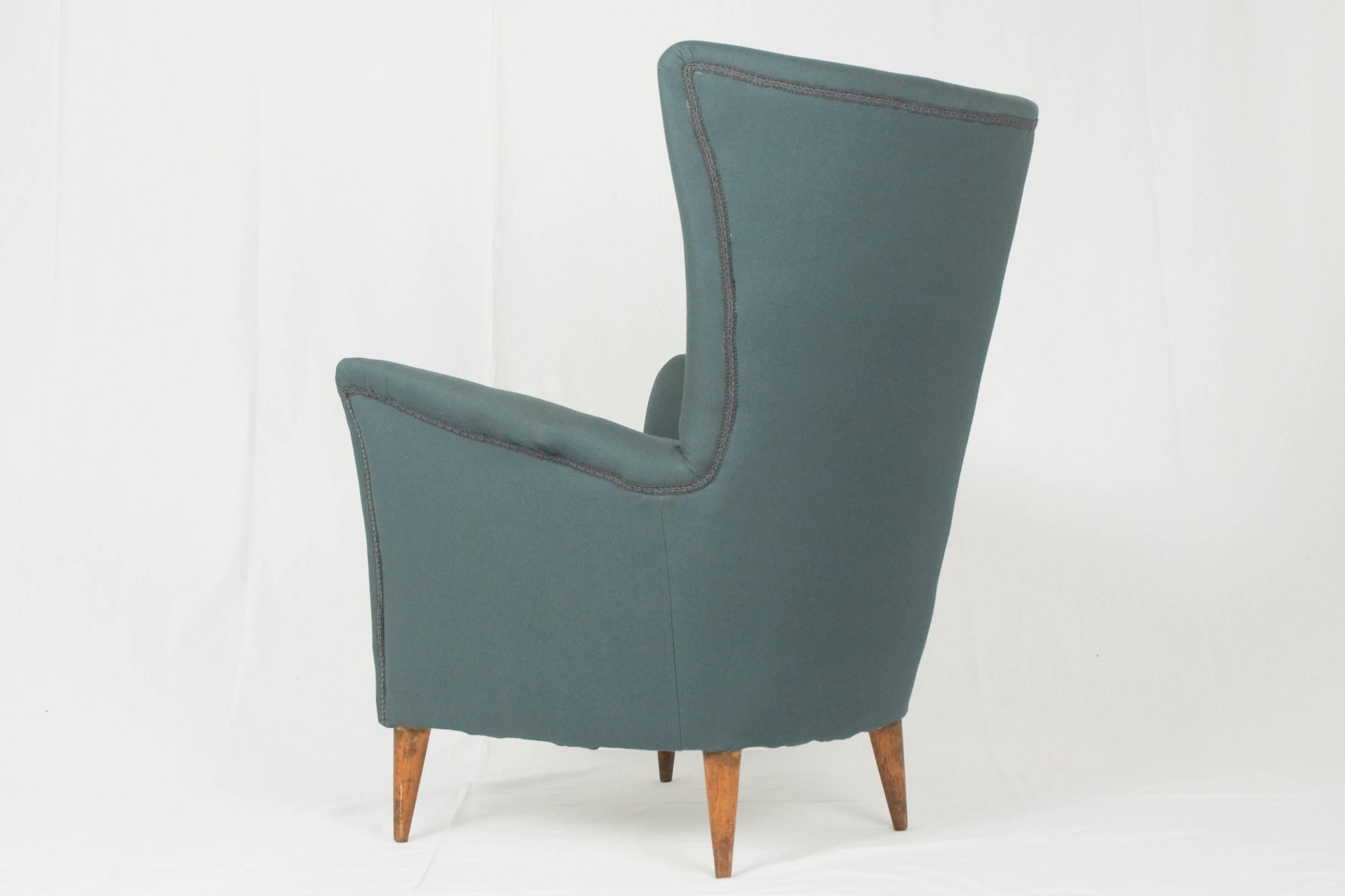 Grey Fabric and Wood 1950s Italian Armchair In Good Condition For Sale In Varese, Lombardia