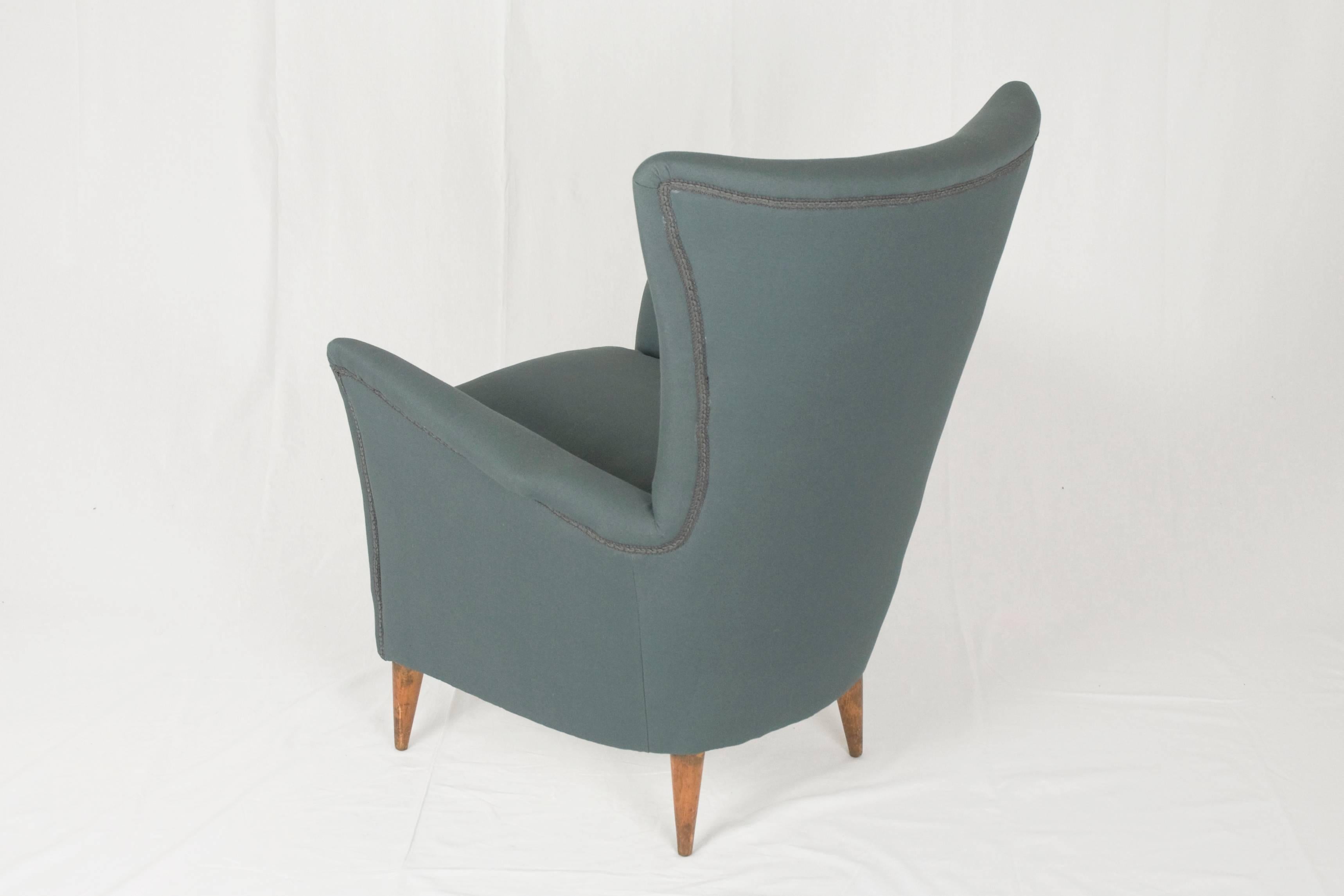 Mid-20th Century Grey Fabric and Wood 1950s Italian Armchair For Sale