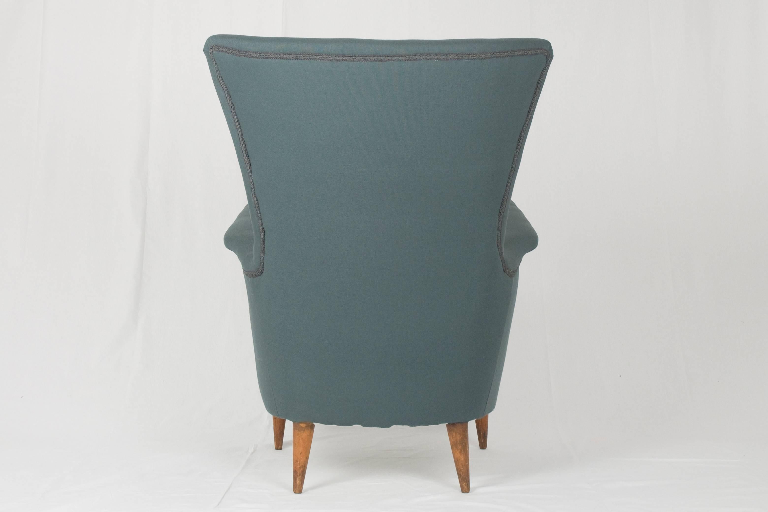 Grey Fabric and Wood 1950s Italian Armchair For Sale 1