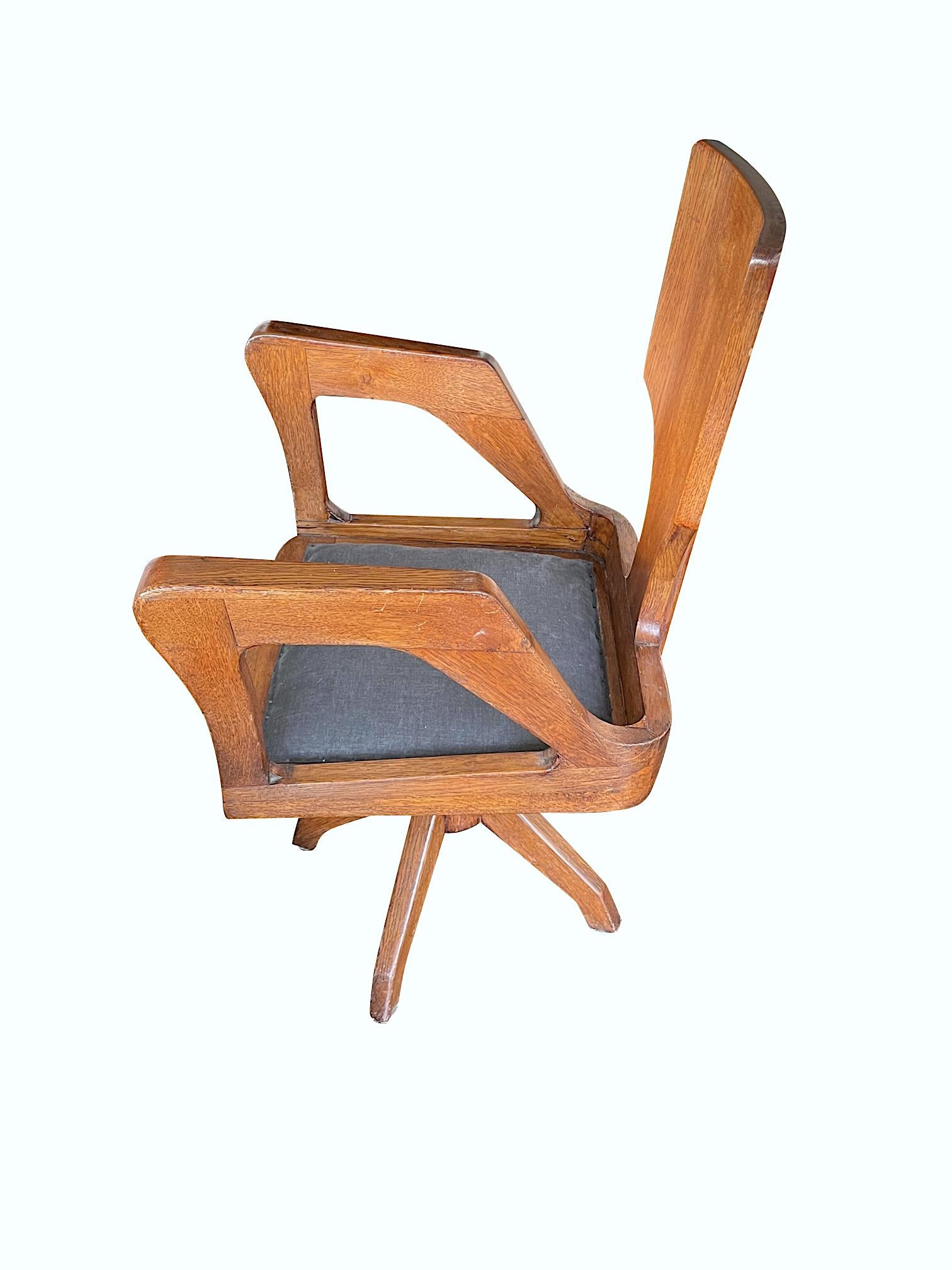 Italienischer Drehstuhl aus den 1930er Jahren mit Holzrahmen und skulpturalem Design.
Dreibeinige Beine.
Sieht aus allen Blickwinkeln großartig aus.
Neu bezogener grauer Sitz aus gebürstetem Twill. 