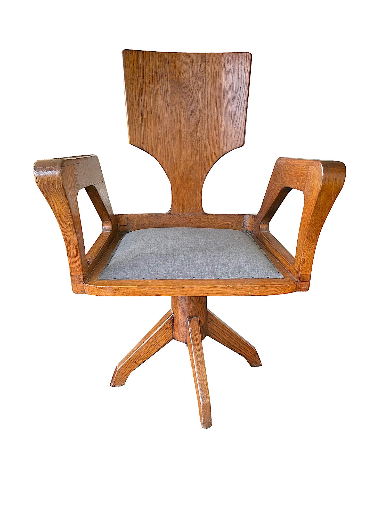 Italiano Sedia da scrivania girevole in legno scolpito con sedile in tessuto grigio, Italia, anni '30 in vendita