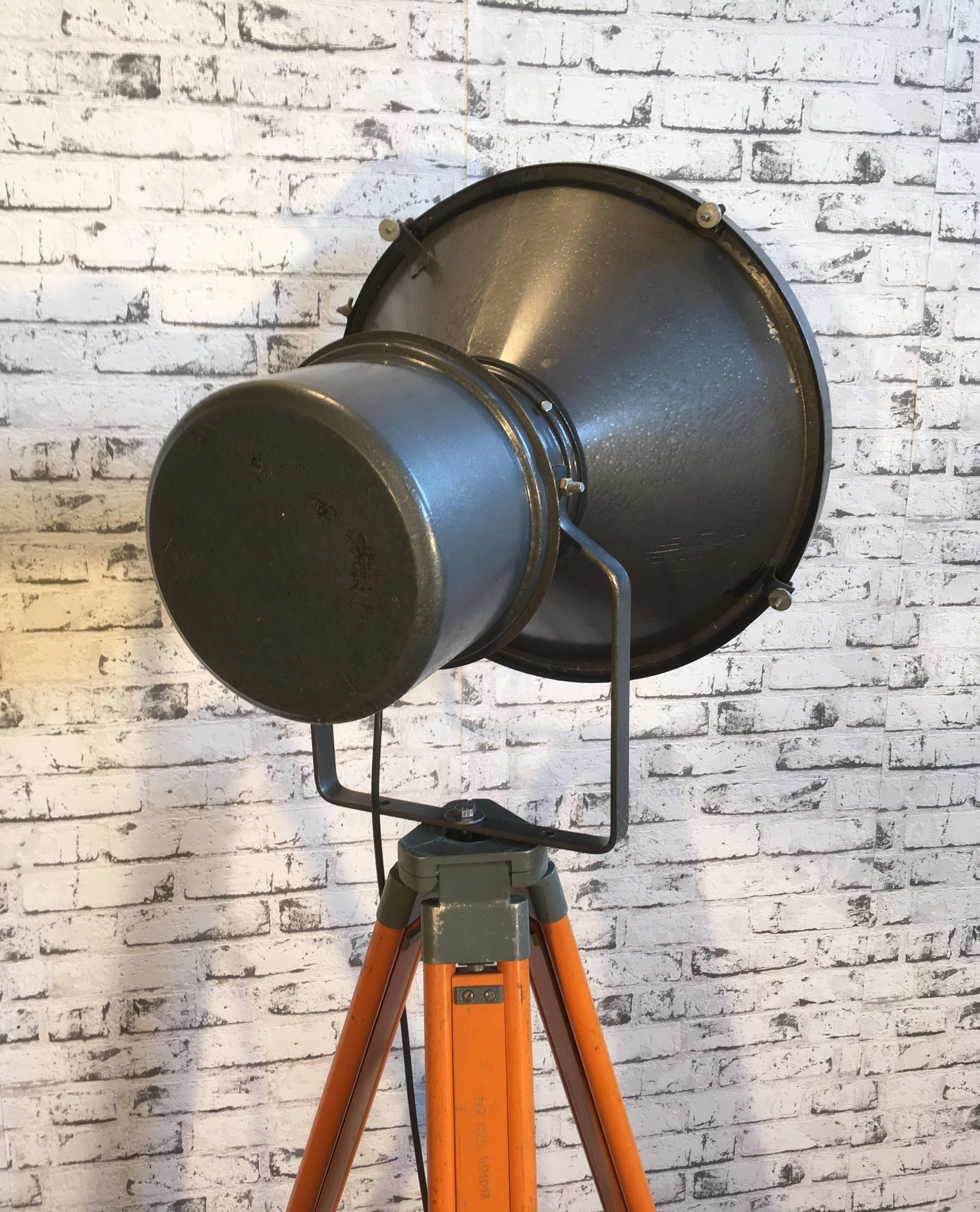 This large grey hammer paint metal industrial spotlight is adjustable and sits on a wooden tripod base which is also adjustable. Spotlight has clear glass, new porcelain socket E27 and new wire.
Min.-Max. Height: 160 - 205 cm
Diameter of the
