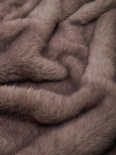 Coperta di pelliccia sintetica grigia. Prodotto in Italia