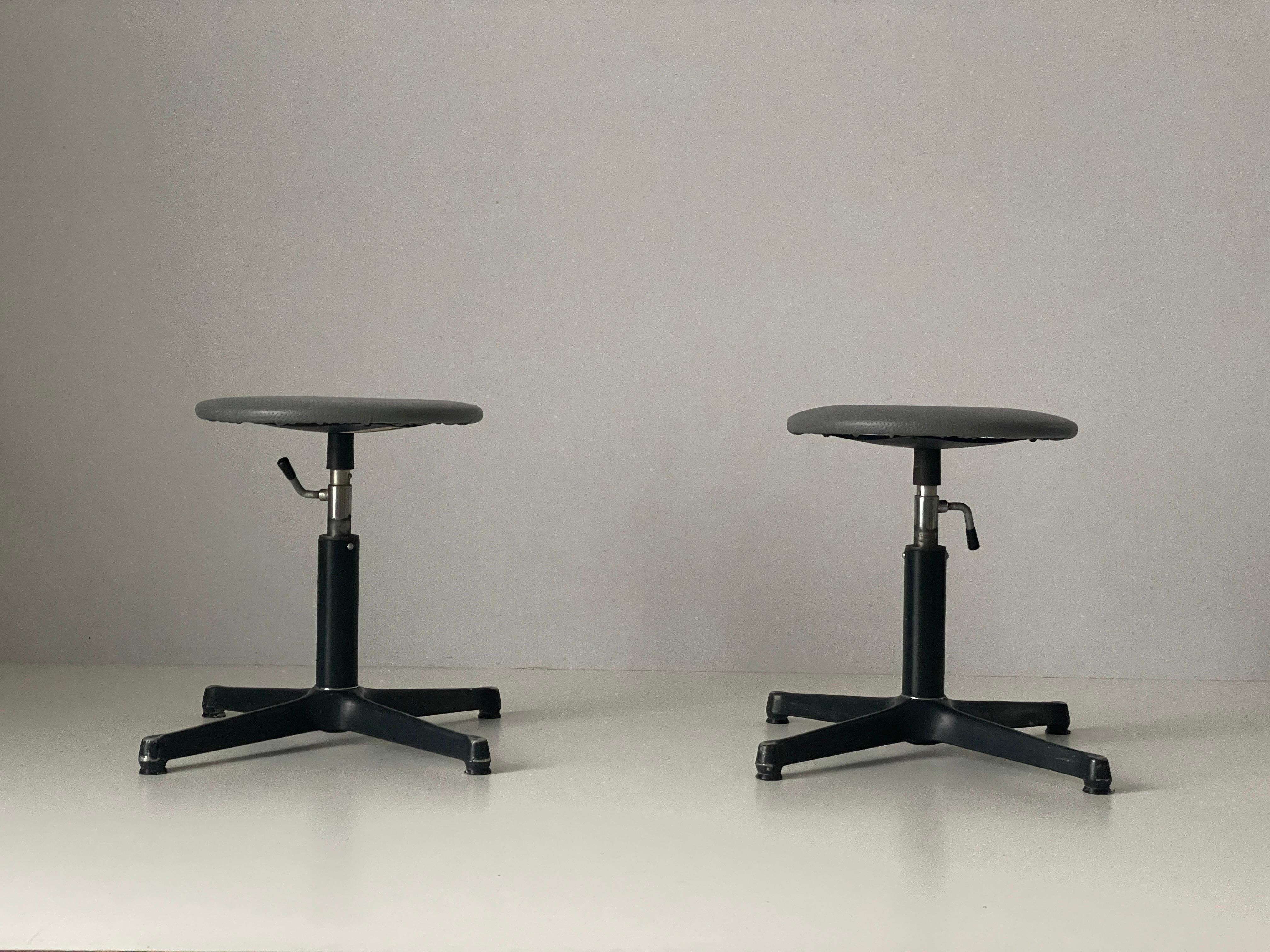 Coppia di sgabelli industriali ad altezza regolabile in ecopelle grigia, anni '70, Germania

Misure :

Altezza: da 43 a 60 cm
Diametro della seduta: 36 cm

Non esitare a chiederci se hai qualche domanda.