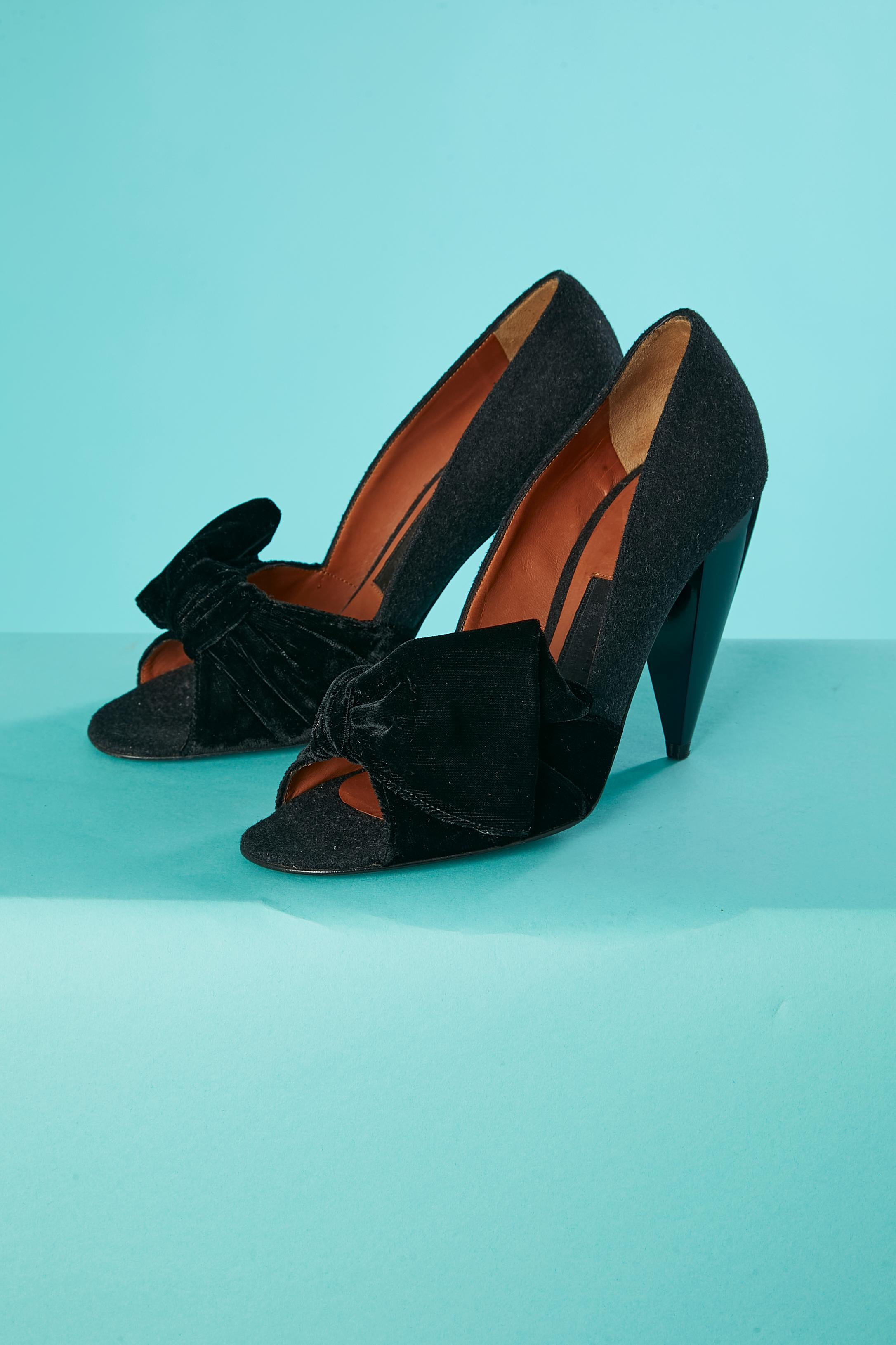 Grey flanelle, black velvet bow and blue patent leather heel stiletto. 
Heel height: 10cm
Shoe size: 38 1/2 ( Italian) 
