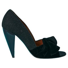 Flanelle gris, lazo de terciopelo negro y tacón de aguja azul LANVIN by Alber Elbaz