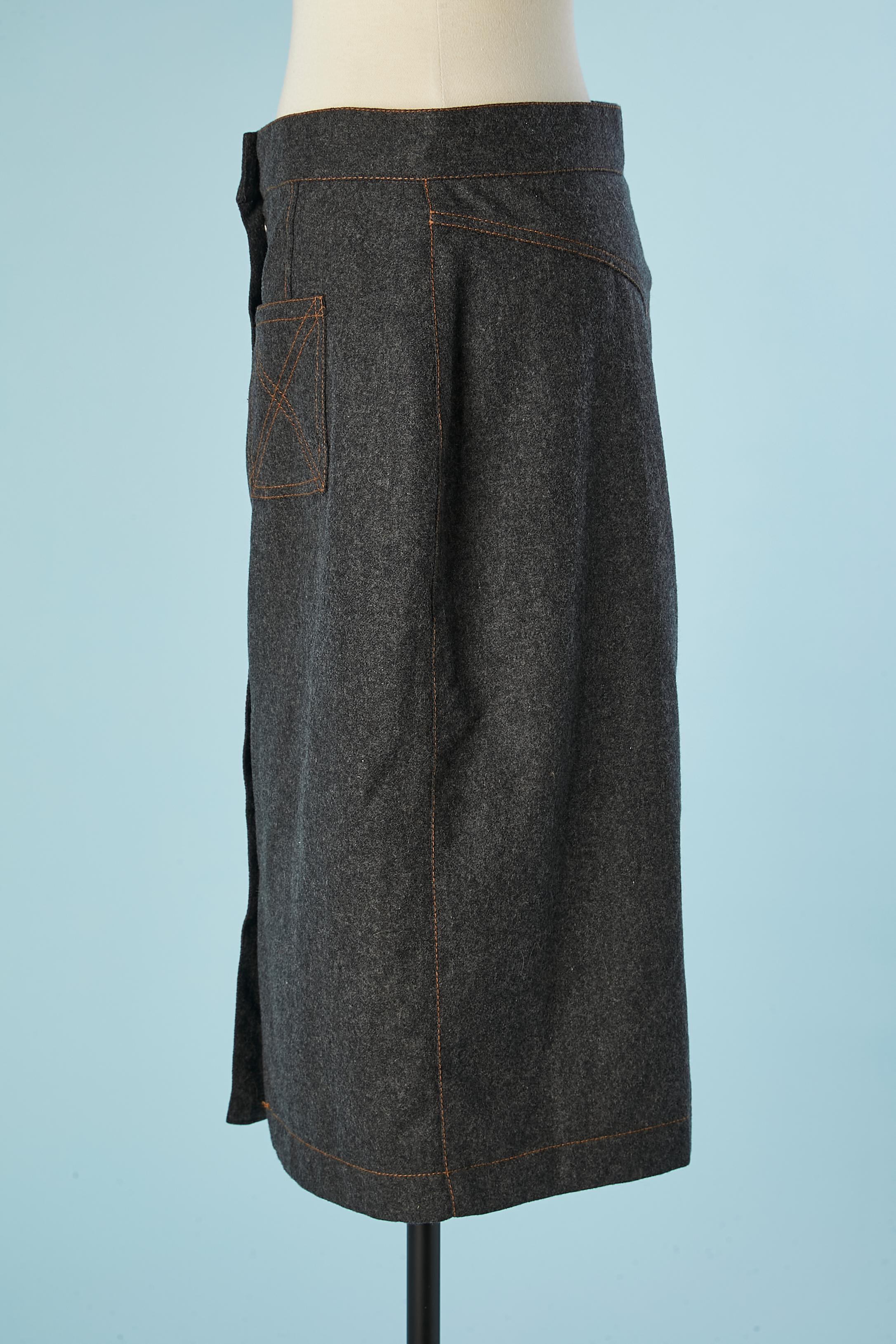 Grauer Flanellrock mit Schnappverschluss in der Mitte der Vorderseite von Jeans de Christian Lacroix  Damen im Angebot