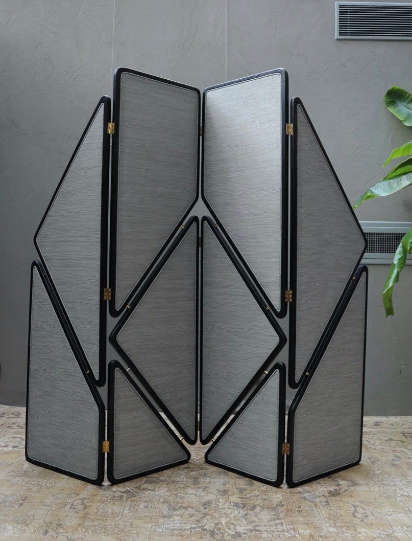 The black-painted wooden framed, gray erasable floor-covered four-winged flap screen is an elegant and functional design formed by the combination of geometric shapes.

This screen draws attention with its minimalist and modern style, featuring a