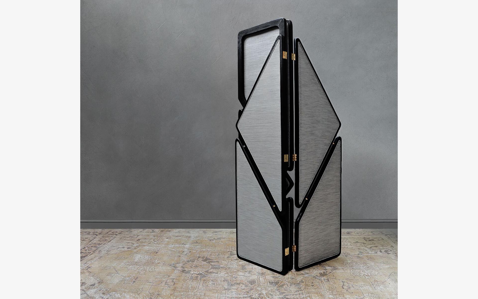 Organico moderno Paravento pieghevole in legno nero con alette grigie in vendita