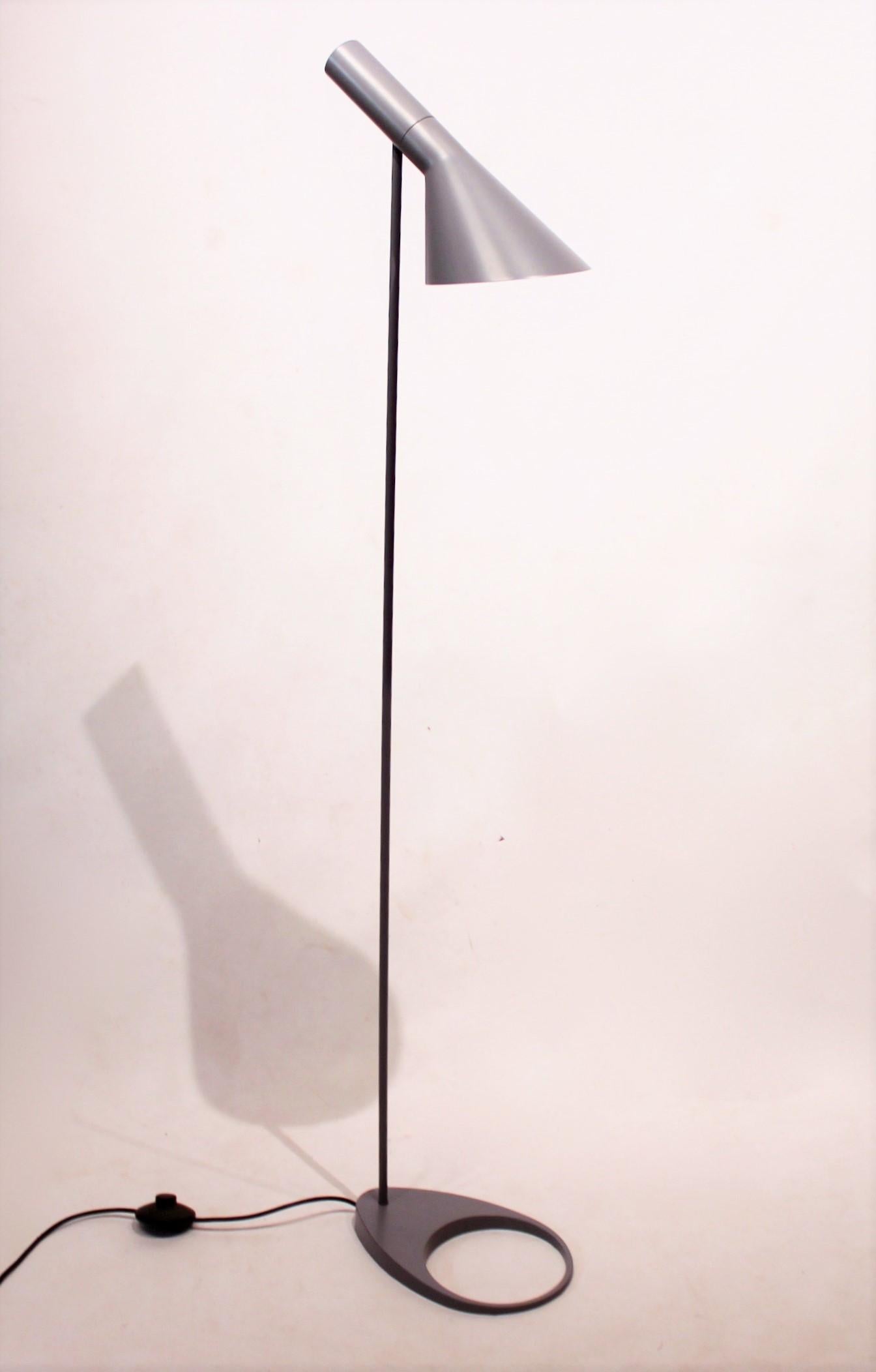 Le lampadaire d'Arne Jacobsen, conçu en gris pour l'hôtel SAS de Copenhague en 1957 et produit par Louis Poulsen, est une icône de l'élégance intemporelle et du design fonctionnel. Avec sa tête inclinable distinctive et un interrupteur intégré sur
