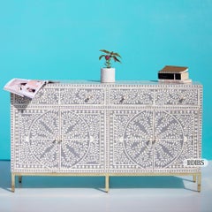 Buffet grigio con intarsi floreali e di foglie in osso e gambe dorate di House of Jaipur