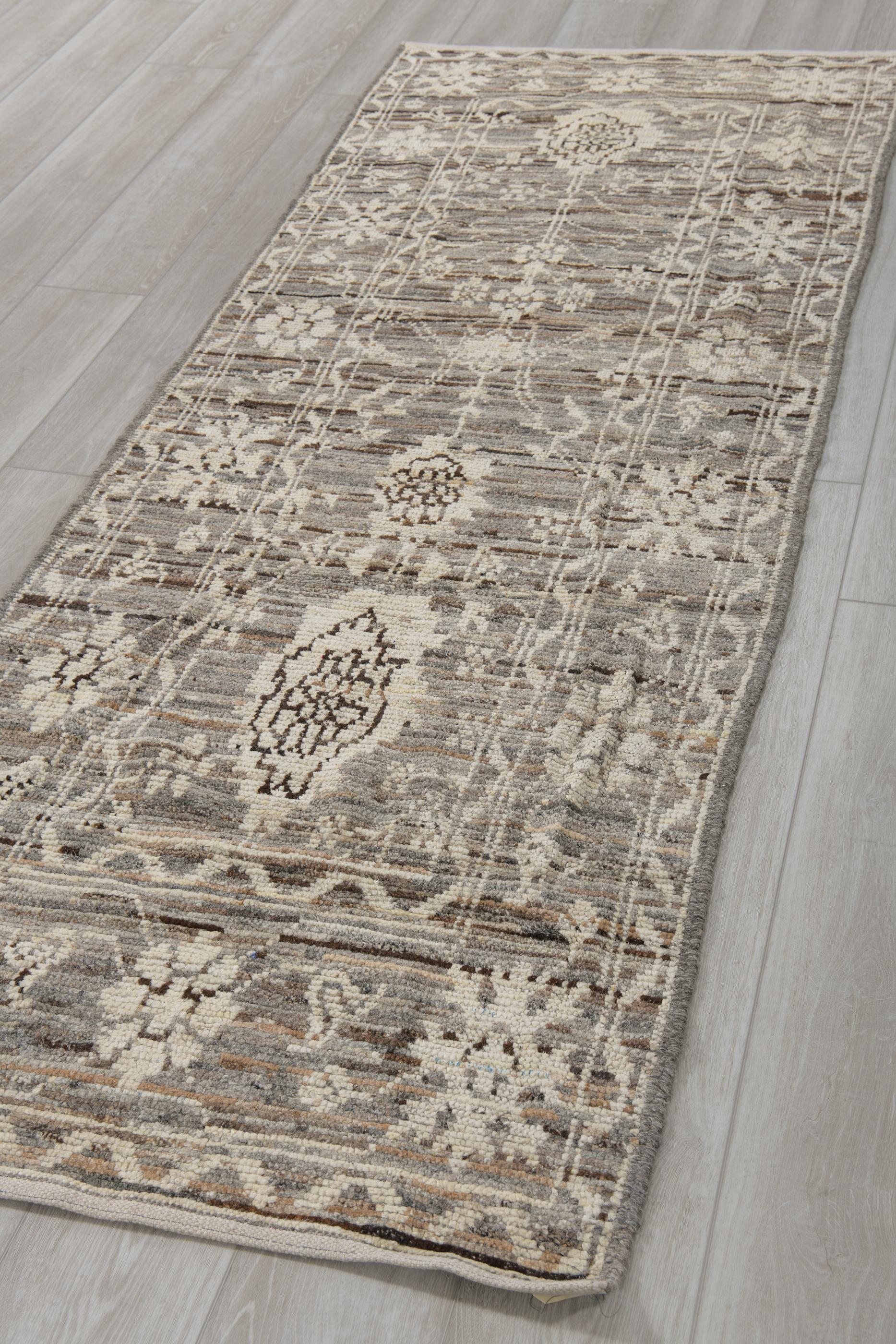 Nom d'origine turque désignant les tapis fabriqués par les villageois pour un usage domestique, souvent de petite taille, en raison des restrictions de taille des métiers à tisser à l'intérieur des maisons. Ils sont tissés sous forme de tapis épais