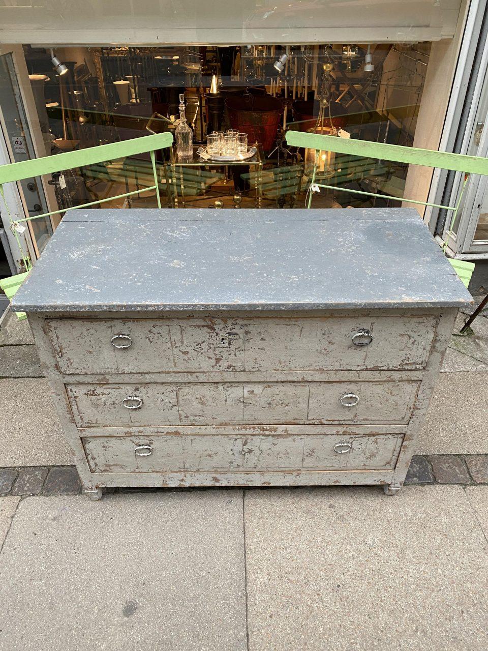 Elegant chest of drawers / drawer furniture with beautiful grey paint in several shades. The paint is of more recent date with good patina and structure.

The chest of drawers is from around the end of the 19th century and is a solidly and quality