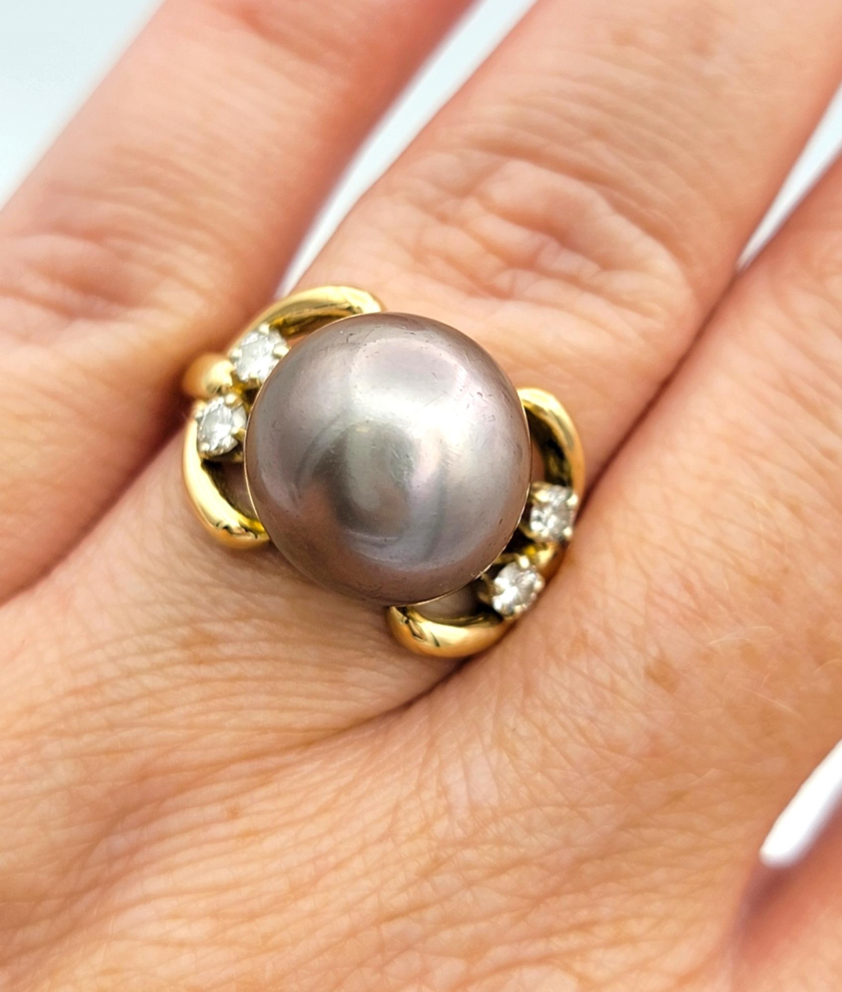 Bague cocktail en or jaune 18 carats, perle d'eau douce grise et diamant rond en vente 1