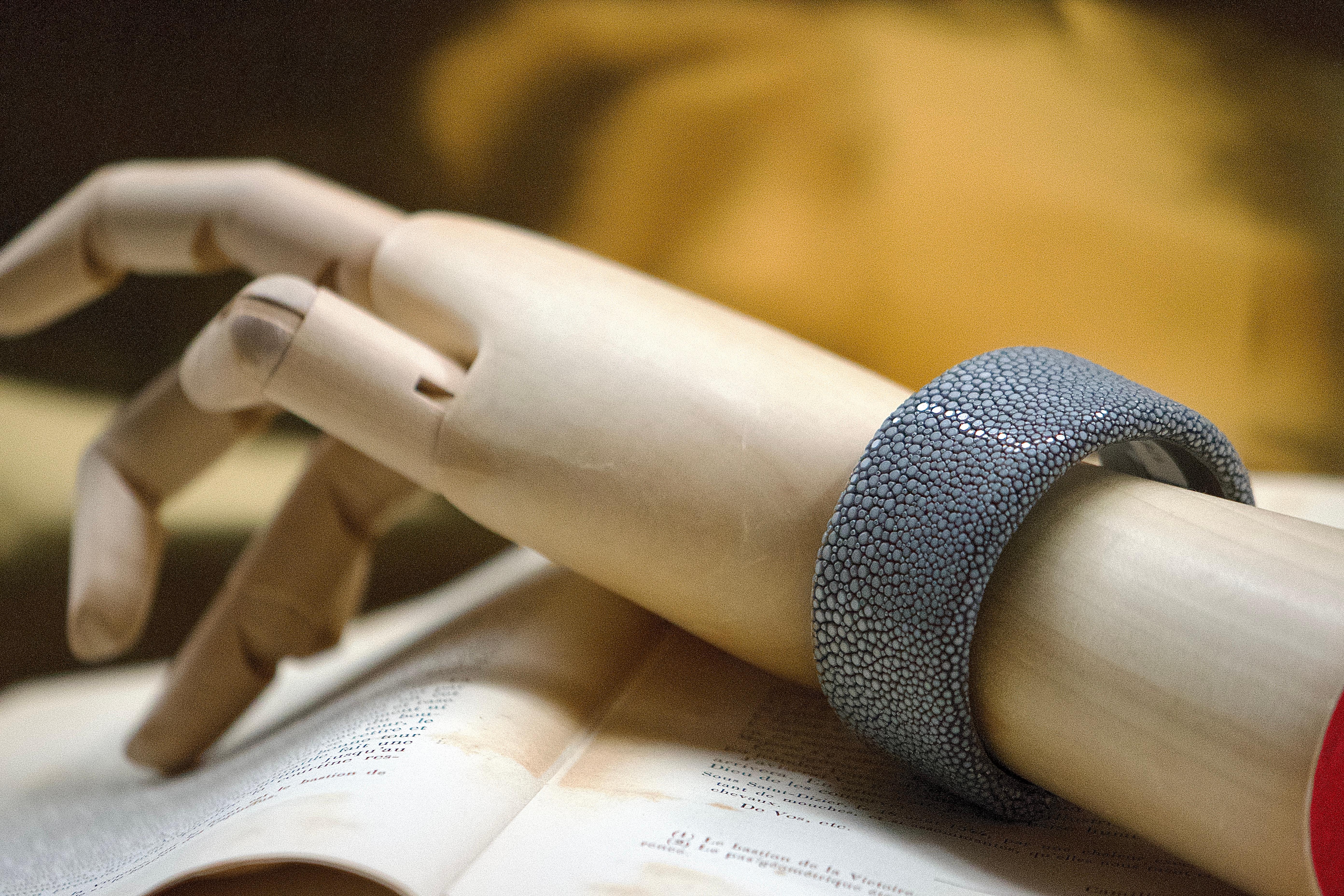 La boutique Mesure et art du temps présente un bijou d'exception, le bracelet galuchat gris et aimant. Ce bracelet incarne l'essence même du luxe et de l'élégance, grâce à l'utilisation de matériaux rares et précieux.

Le bracelet est fabriqué en