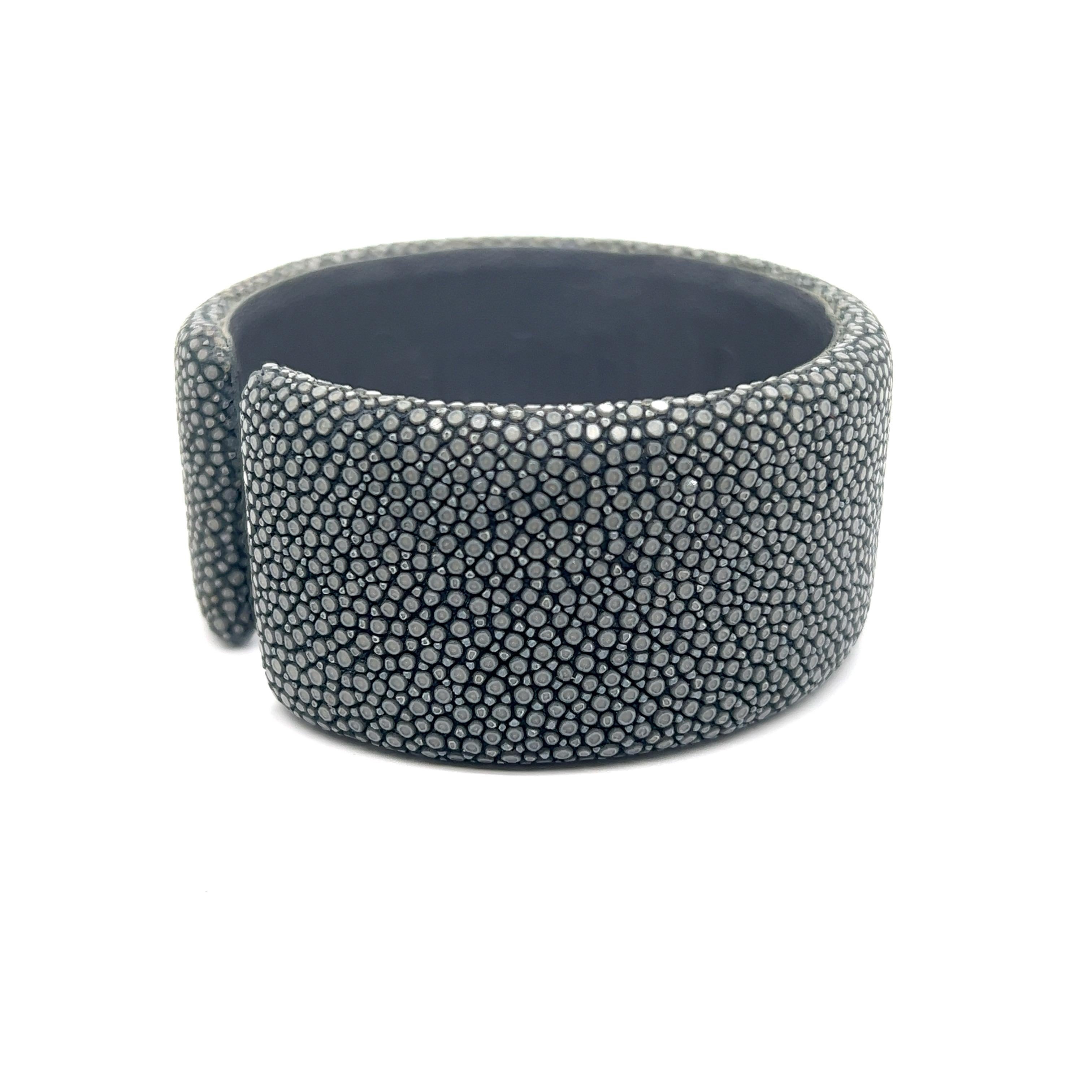 Artisan Bracelet manchette gris Galuchat en vente