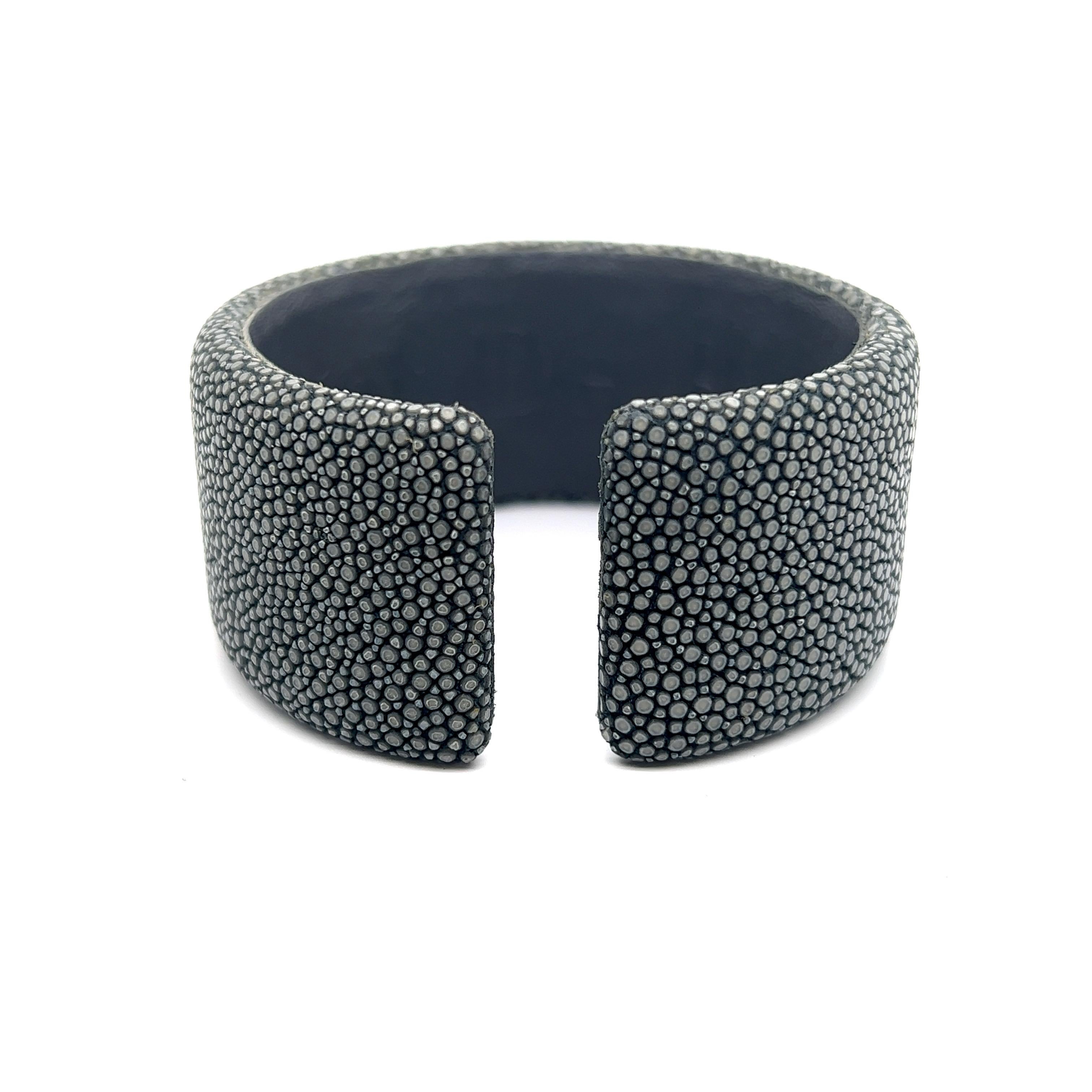 Bracelet manchette gris Galuchat Neuf - En vente à Vannes, FR
