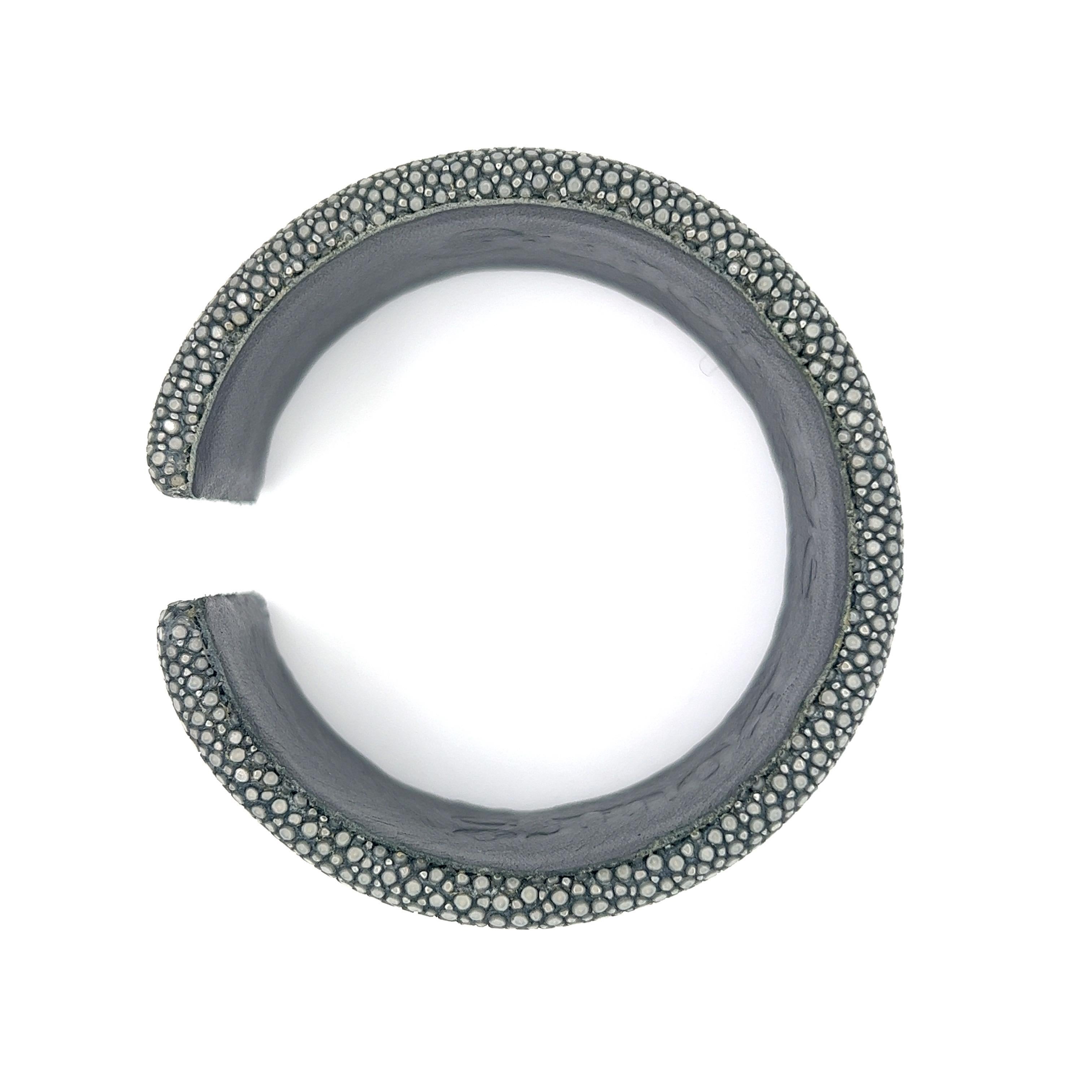 Bracelet manchette gris Galuchat Pour femmes en vente