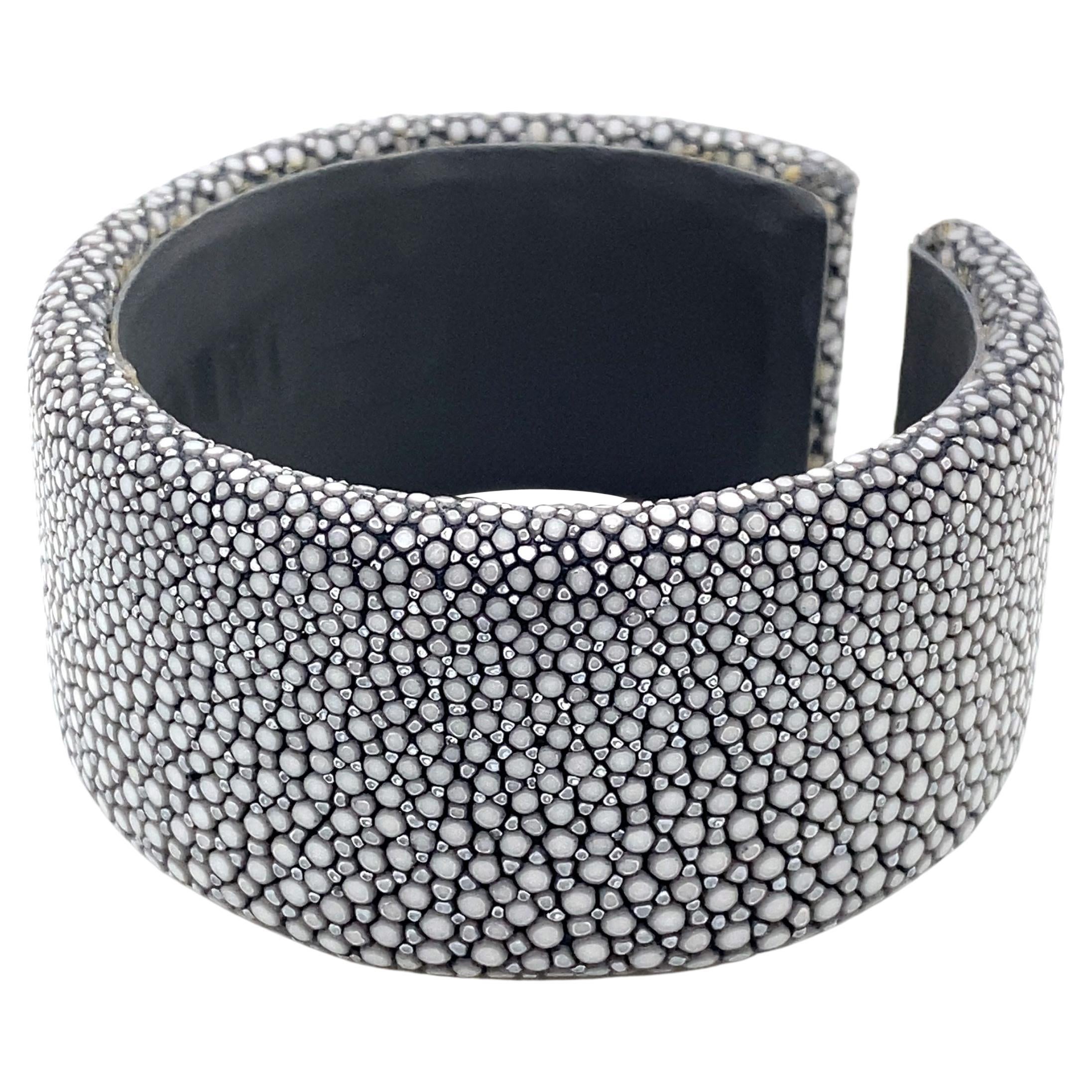Bracelet manchette gris Galuchat en vente