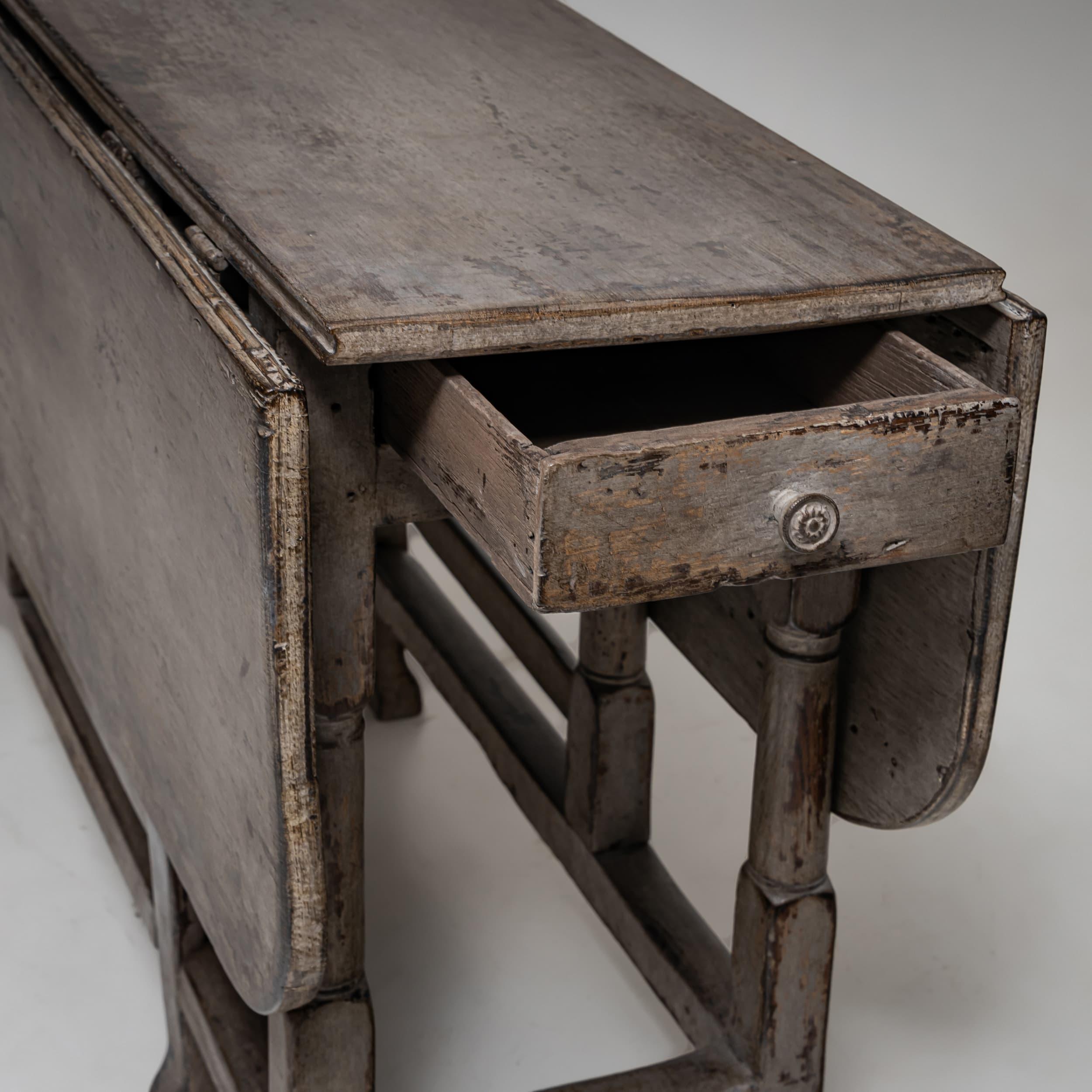 Grauer Tisch mit Torpfosten, um 1900 (Deutsch) im Angebot