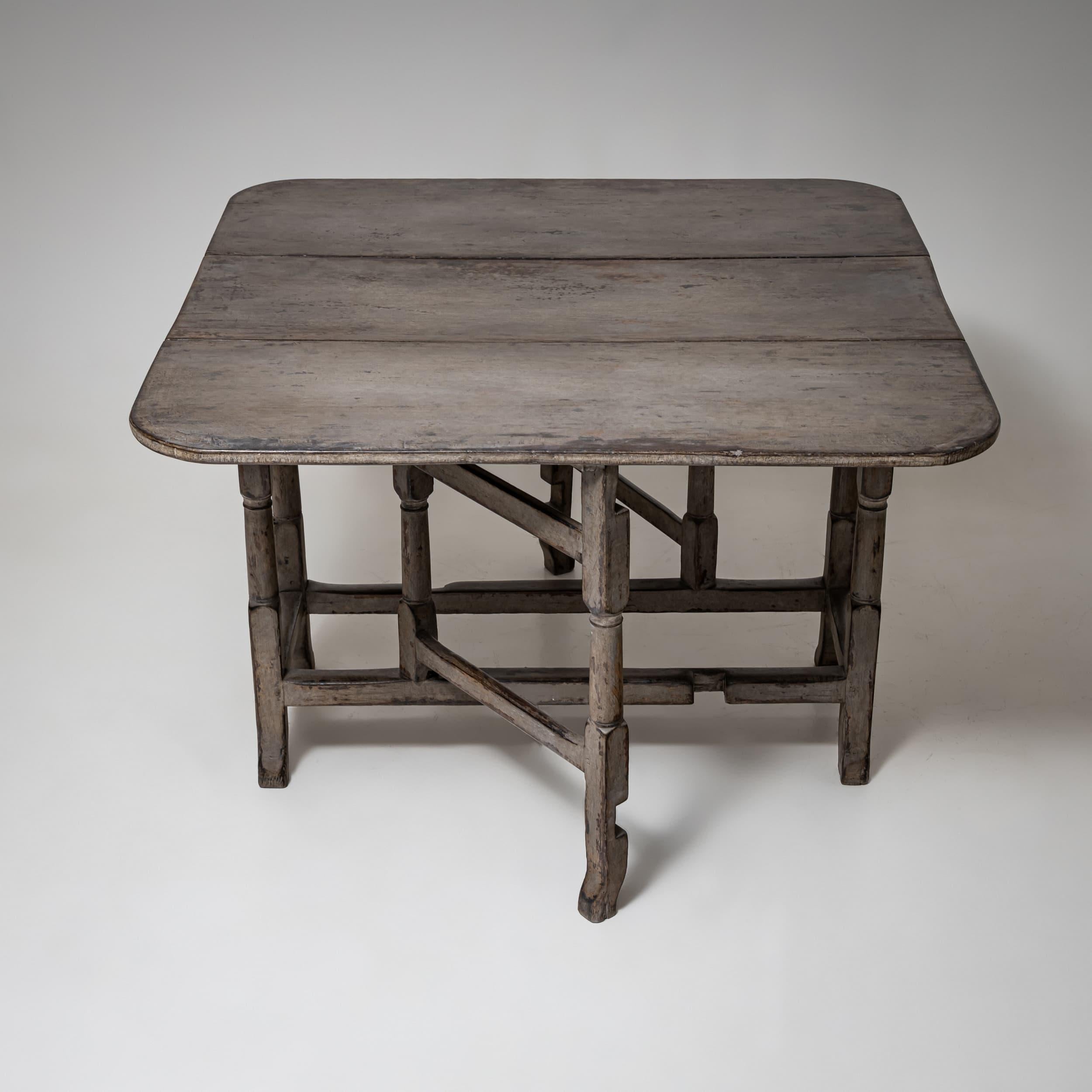 Grauer Tisch mit Torpfosten, um 1900 im Zustand „Gut“ im Angebot in Greding, DE