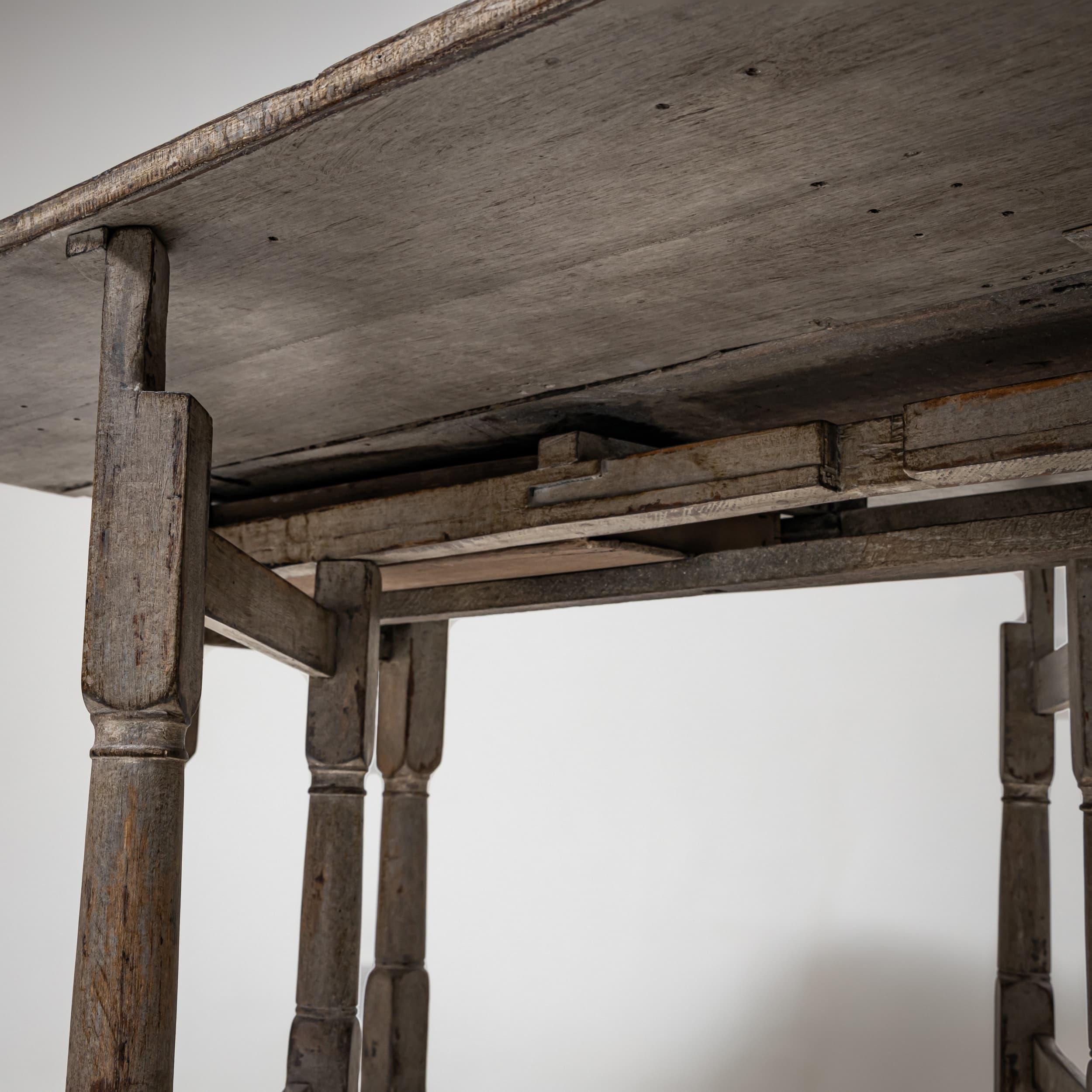 Grauer Tisch mit Torpfosten, um 1900 (Frühes 20. Jahrhundert) im Angebot