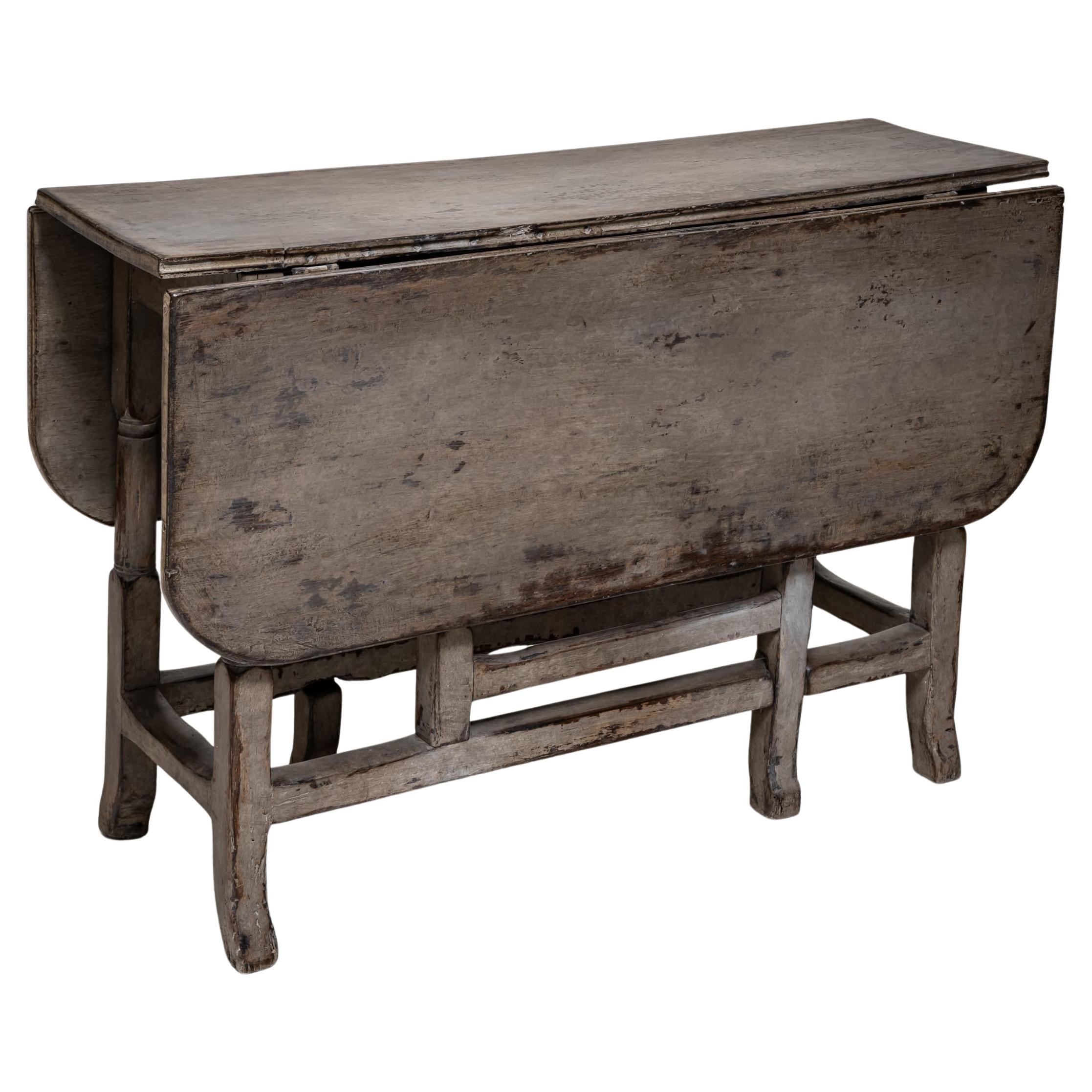 Grauer Tisch mit Torpfosten, um 1900