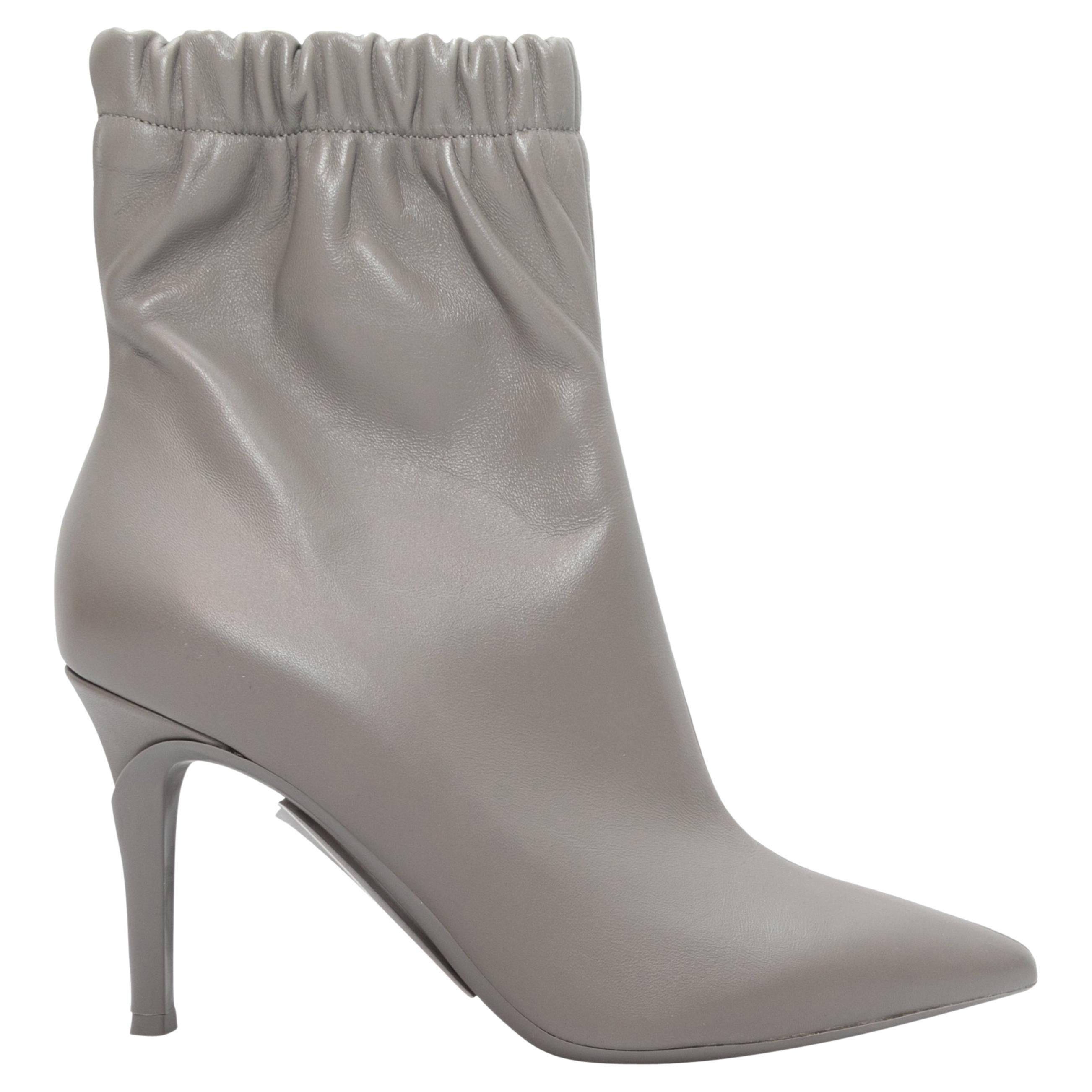 Grey Gianvito Rossi Alina Pointed-Toe Ankle Boots Size 39 For Sale