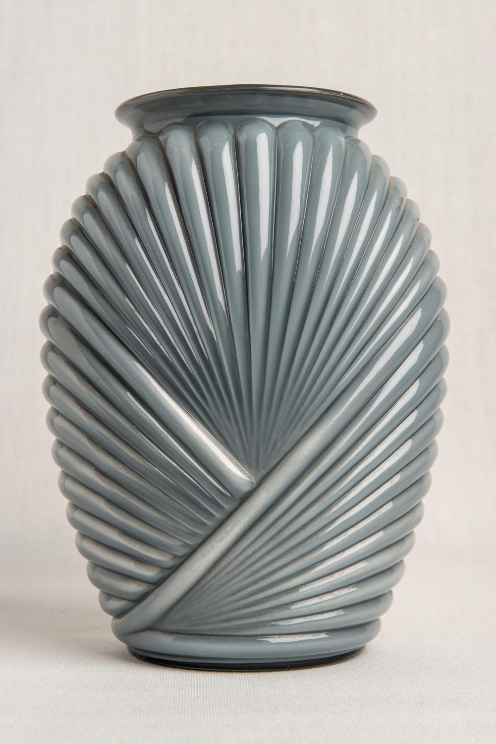 Elegant deco glass vase: pleated like a dress ! Pearl grey color ! Unique !
O/4794.
