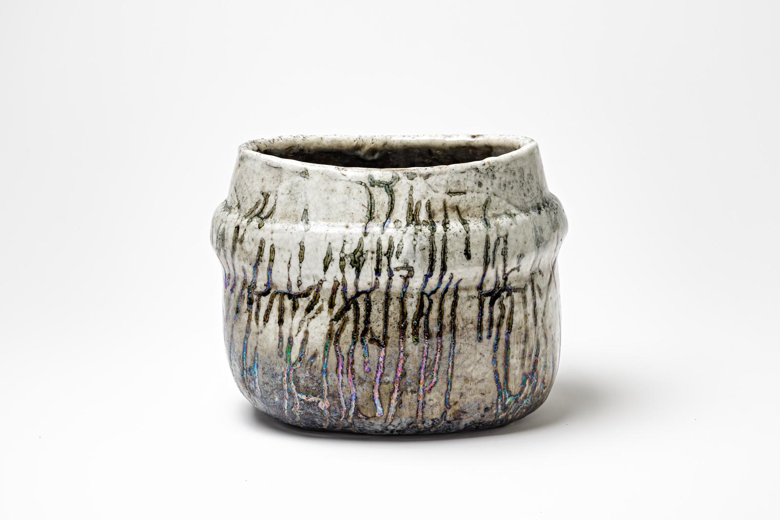 Ciotola in ceramica smaltata bianca e grigia con riflessi metallici di Gisèle Buthod-Garçon. 
Raku ha sparato. Monogramma dell'artista sotto la base. Circa 1980-1990.
H. : 7,9' x 9,8' x 7,1' pollici.