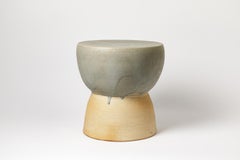 Taburete o mesa de centro de cerámica esmaltada gris de Mia Jensen, 2024.