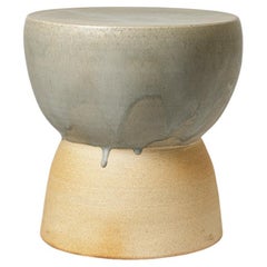 Sgabello o tavolino in ceramica smaltata grigia di Mia Jensen, 2024.