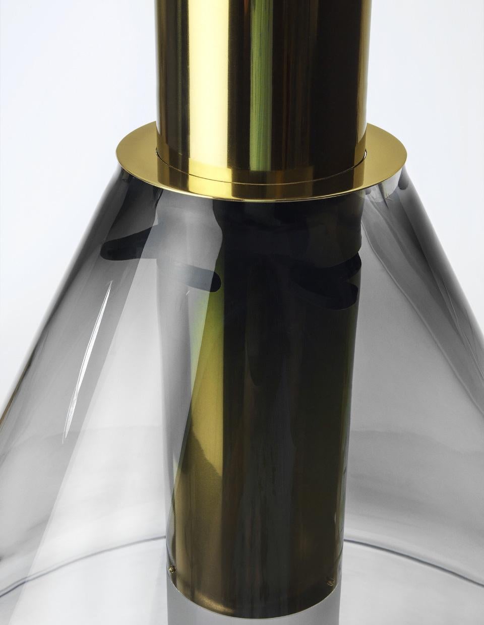 Phenomena-Anhnger aus mundgeblasenem Kristallglas in Grau/Gold von Dechem Studio fr Bomma (Moderne) im Angebot