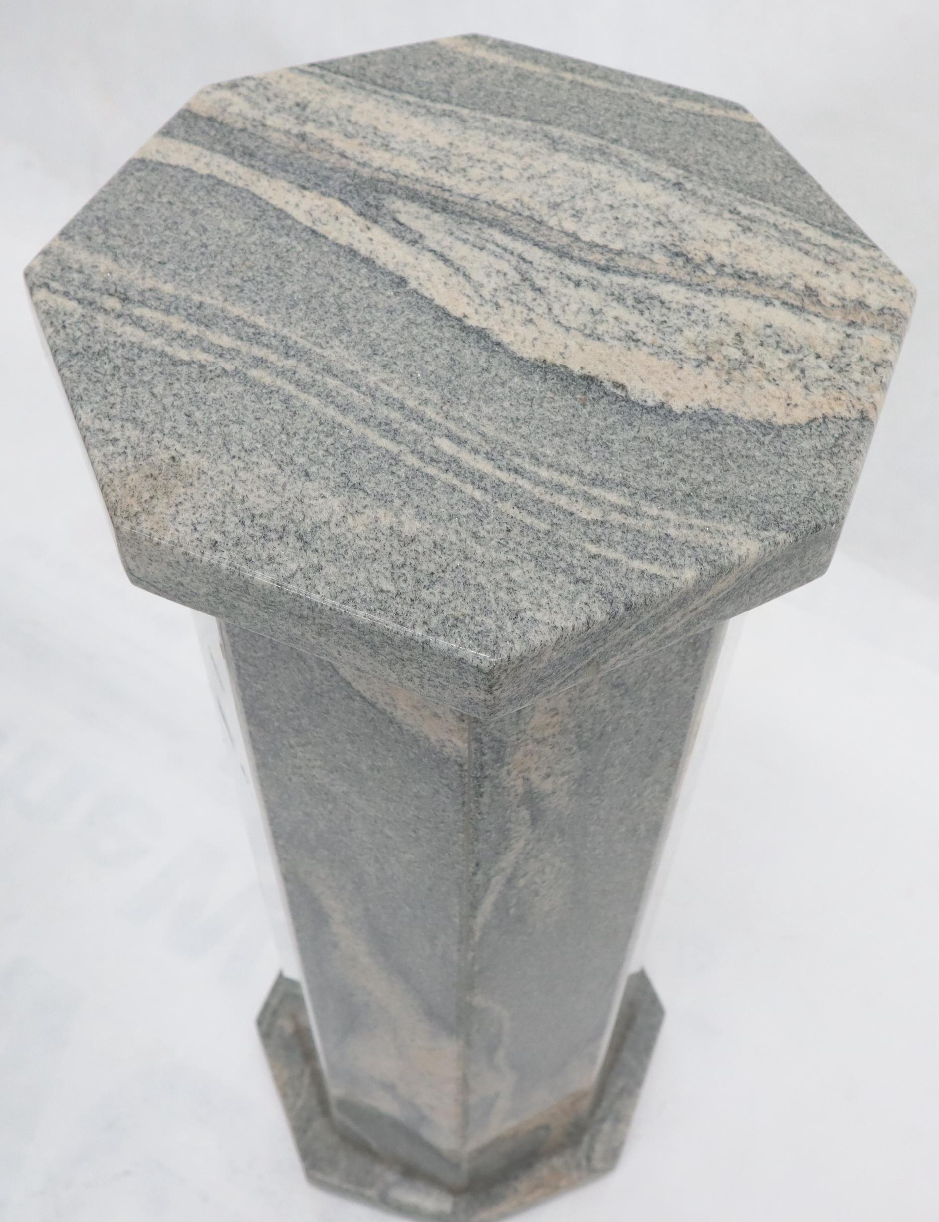 Octagonförmiger Sockel aus grauem Granitstein (amerikanisch) im Angebot