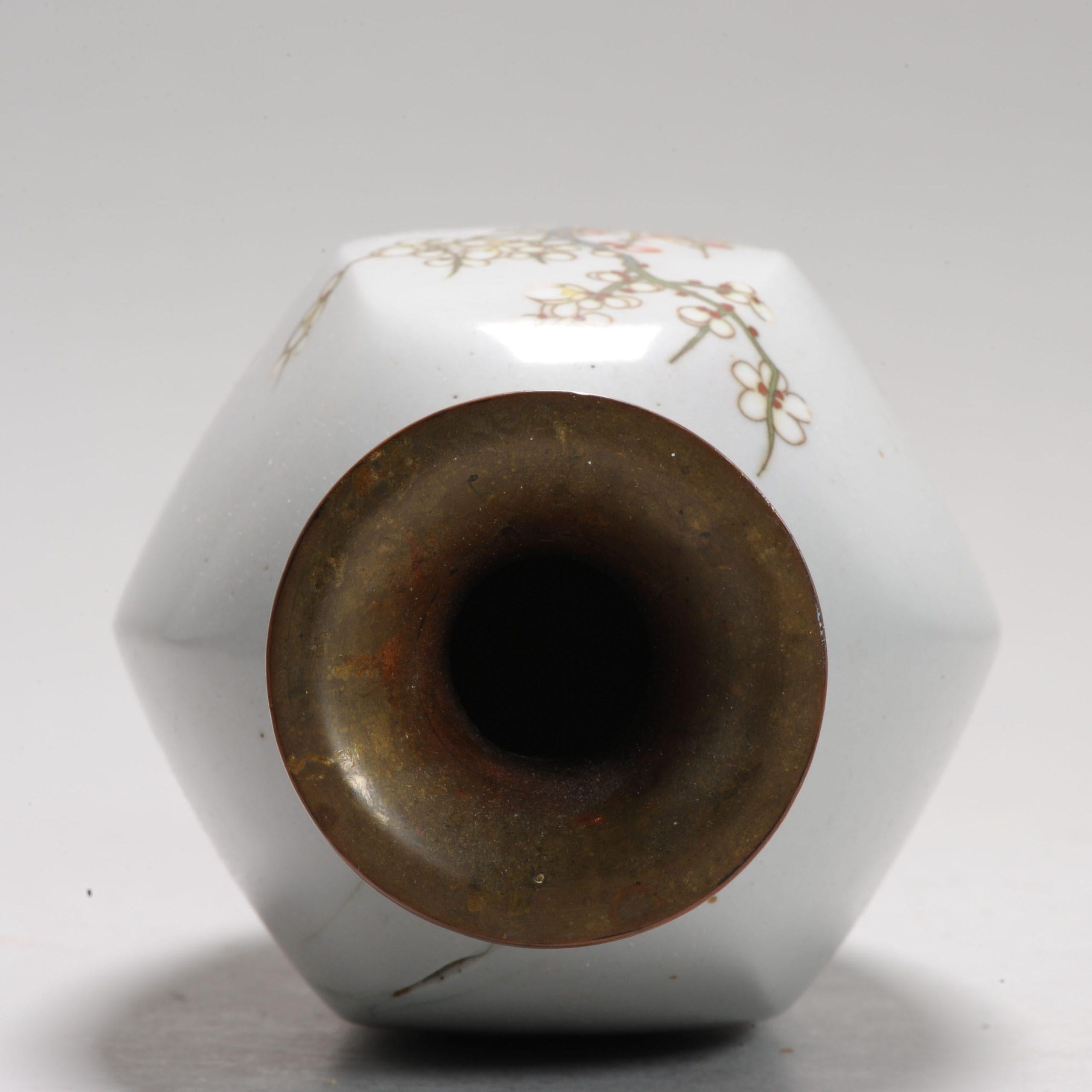 Giapponese Vaso a fondo grigio con fiori e smalto Cloisonné di Prunus Epoca Meiji, 1868-1912 in vendita