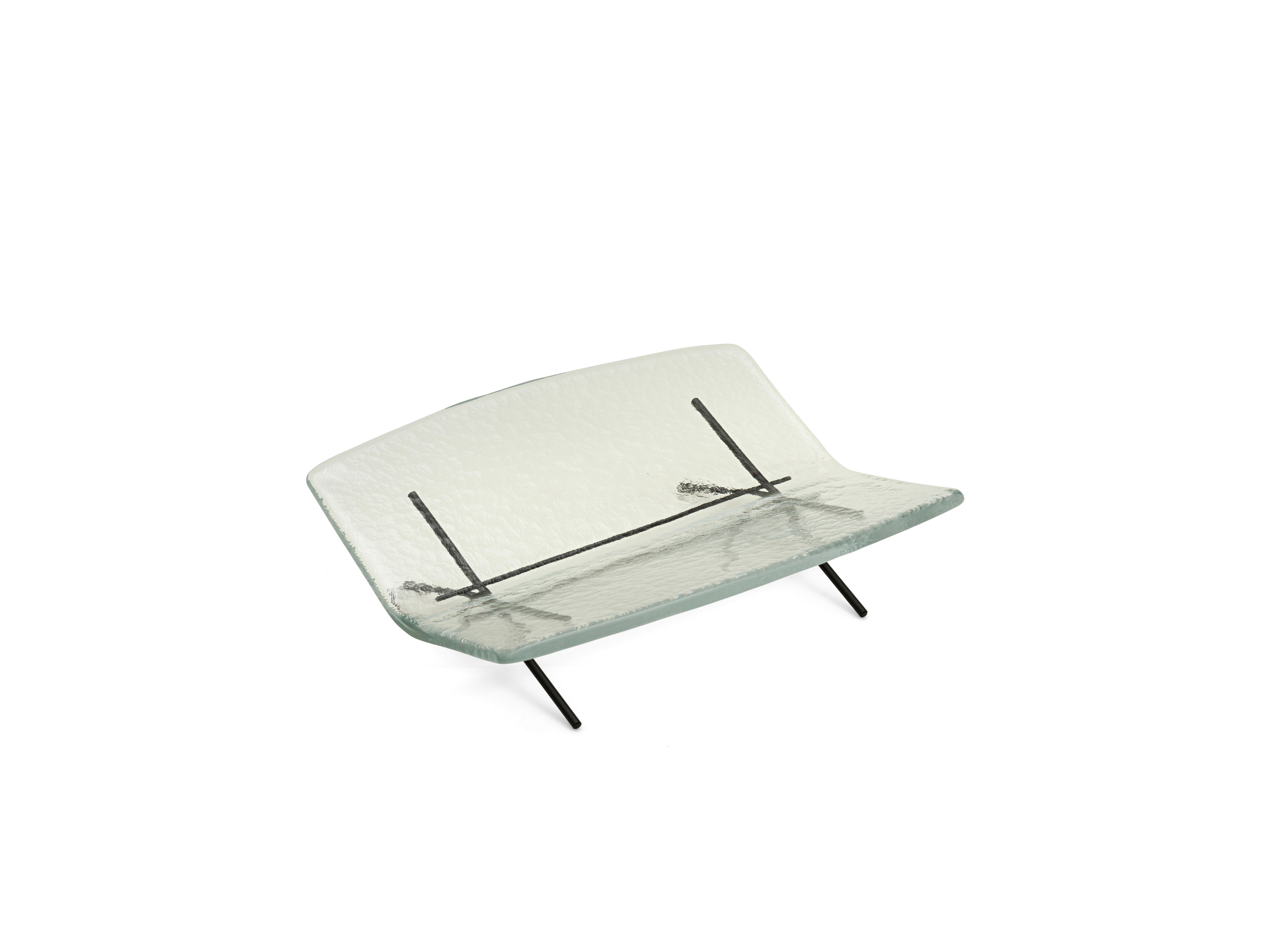 Plateau Hakou B gris par Mason Editions
Dimensions : 36 × 30 × 11 cm
MATERIAL : Verre et fer
Couleurs : verre transparent, fumée ou rose pâle + base en métal noir

Toute la poésie, la délicatesse et le charme de la culture japonaise se retrouvent